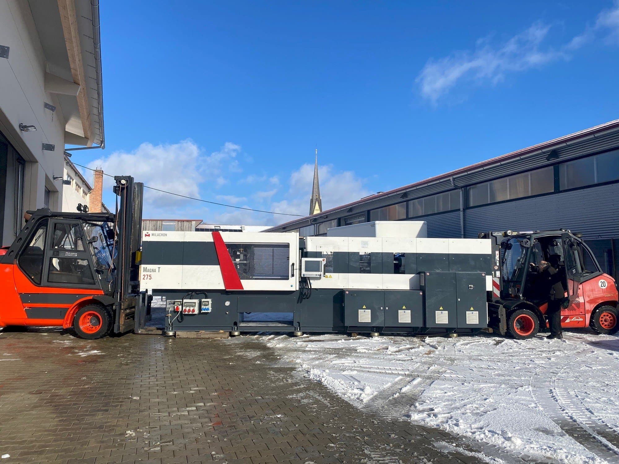 Makine  Milacron Magna T (MTs) - 275 - Önden görünüm