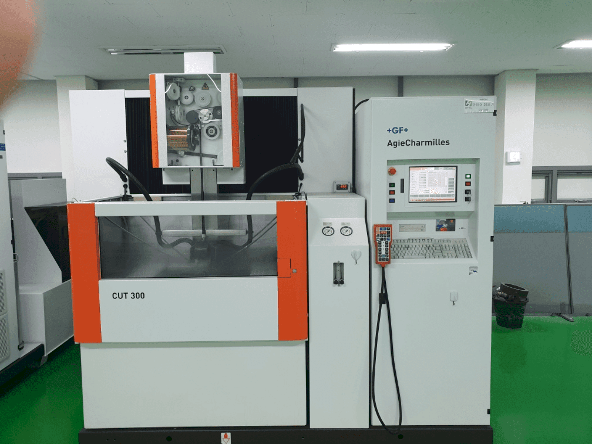 Makine  AGIE CUT 300 - Önden görünüm