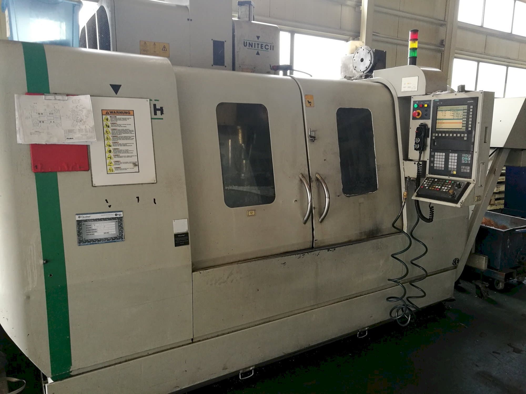 Makine  UNITECH VMC-1250P3 - Önden görünüm