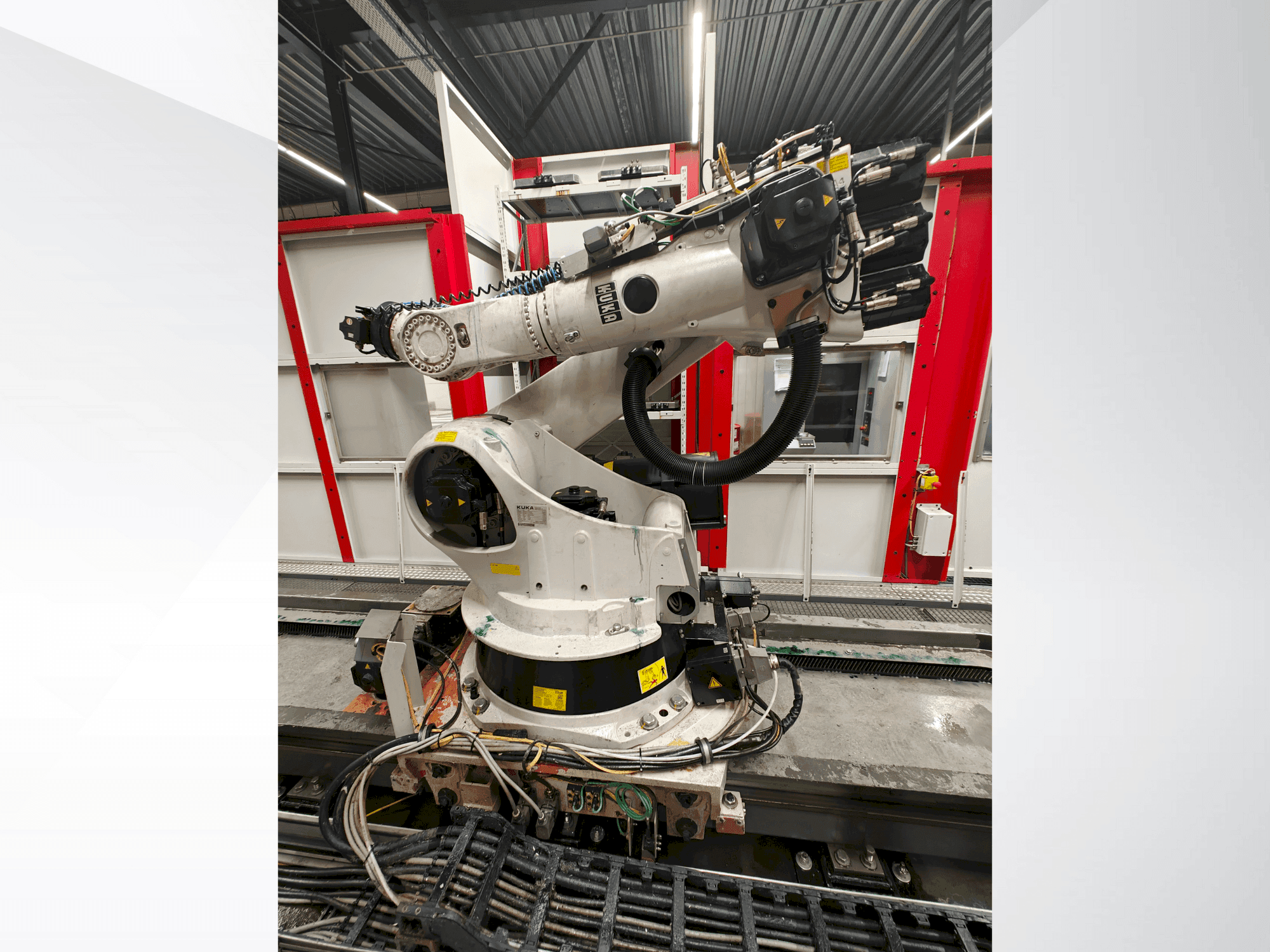 Makine  KUKA KR 270-2 - Önden görünüm