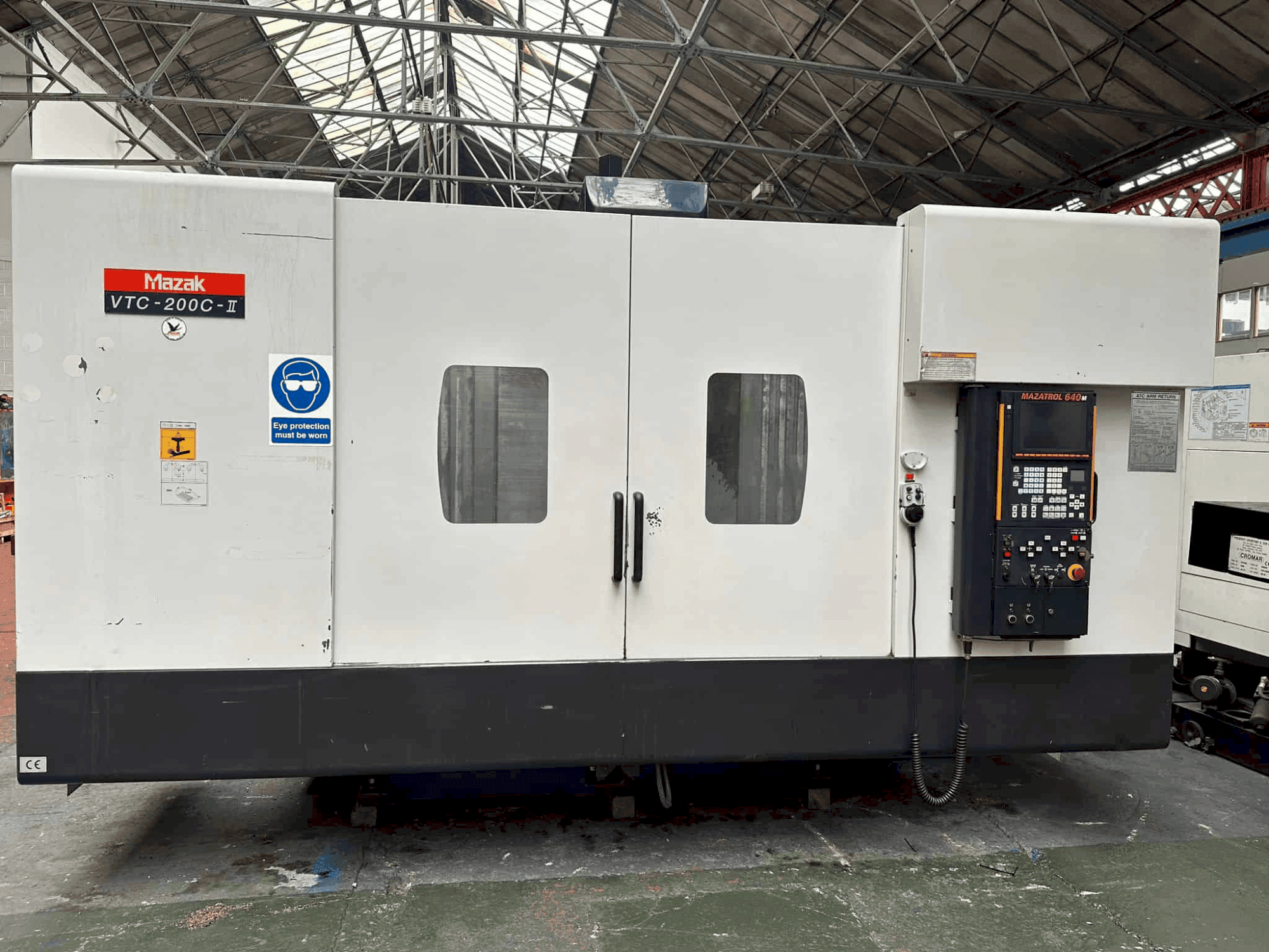 Makine  Mazak VTC - 200C - Önden görünüm