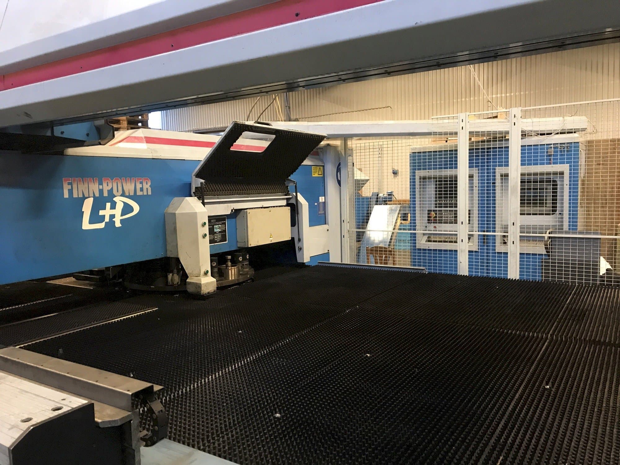 Makine  Finn-Power LP6 - Önden görünüm