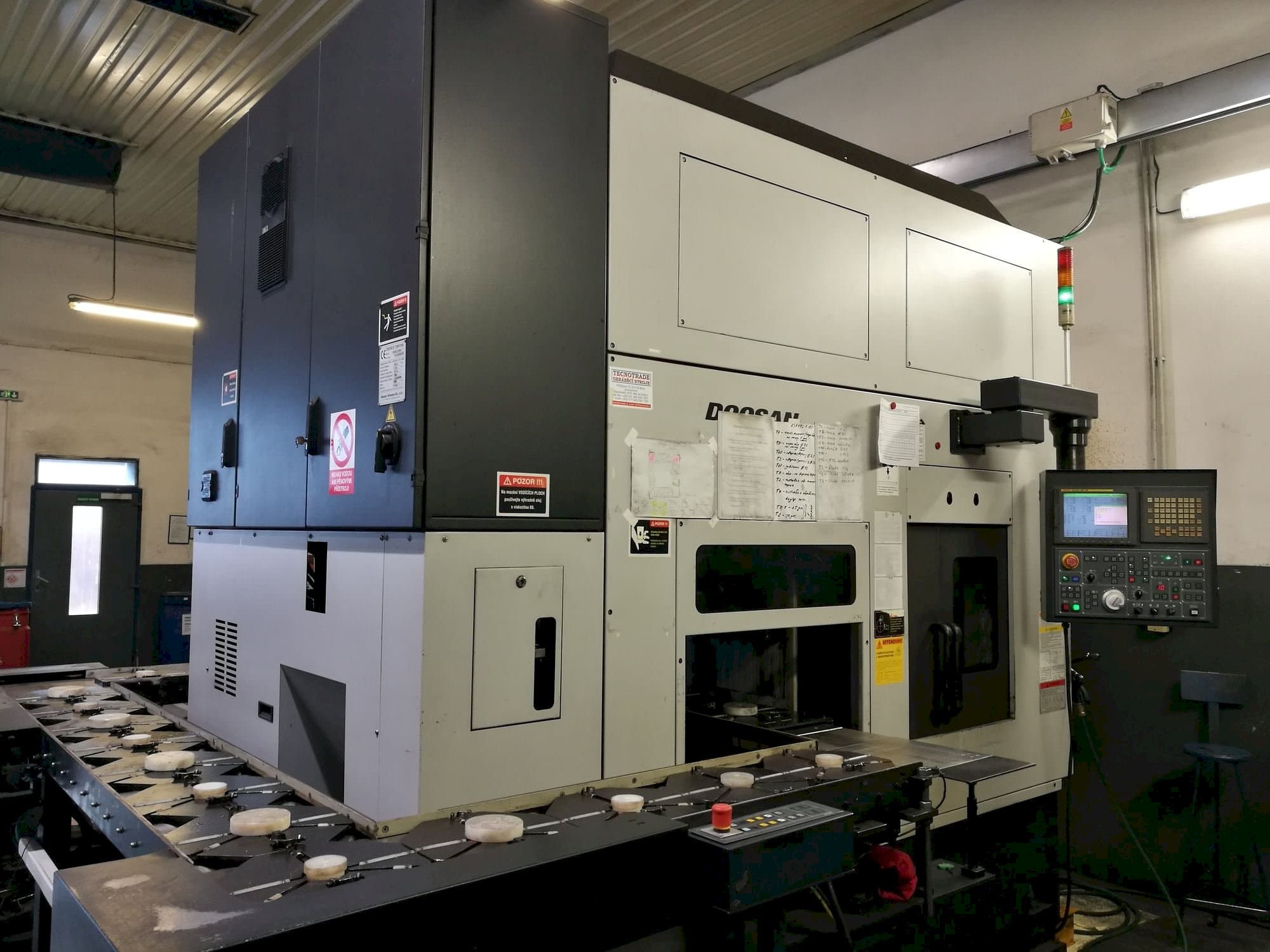 Makine  Doosan Puma Inverturn 3000M - Önden görünüm