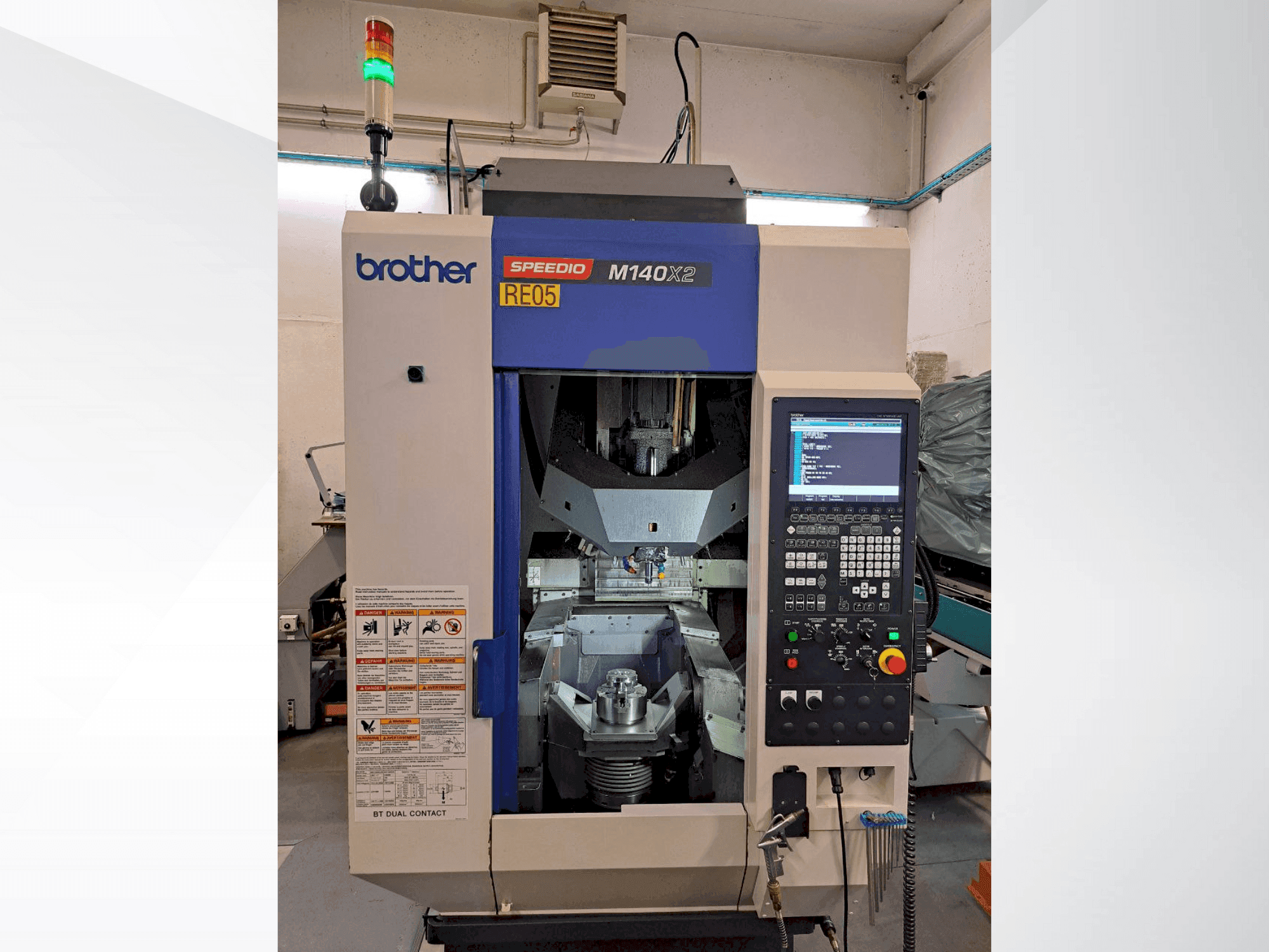 Makine  Brother SPEEDIO M140X2 - Önden görünüm