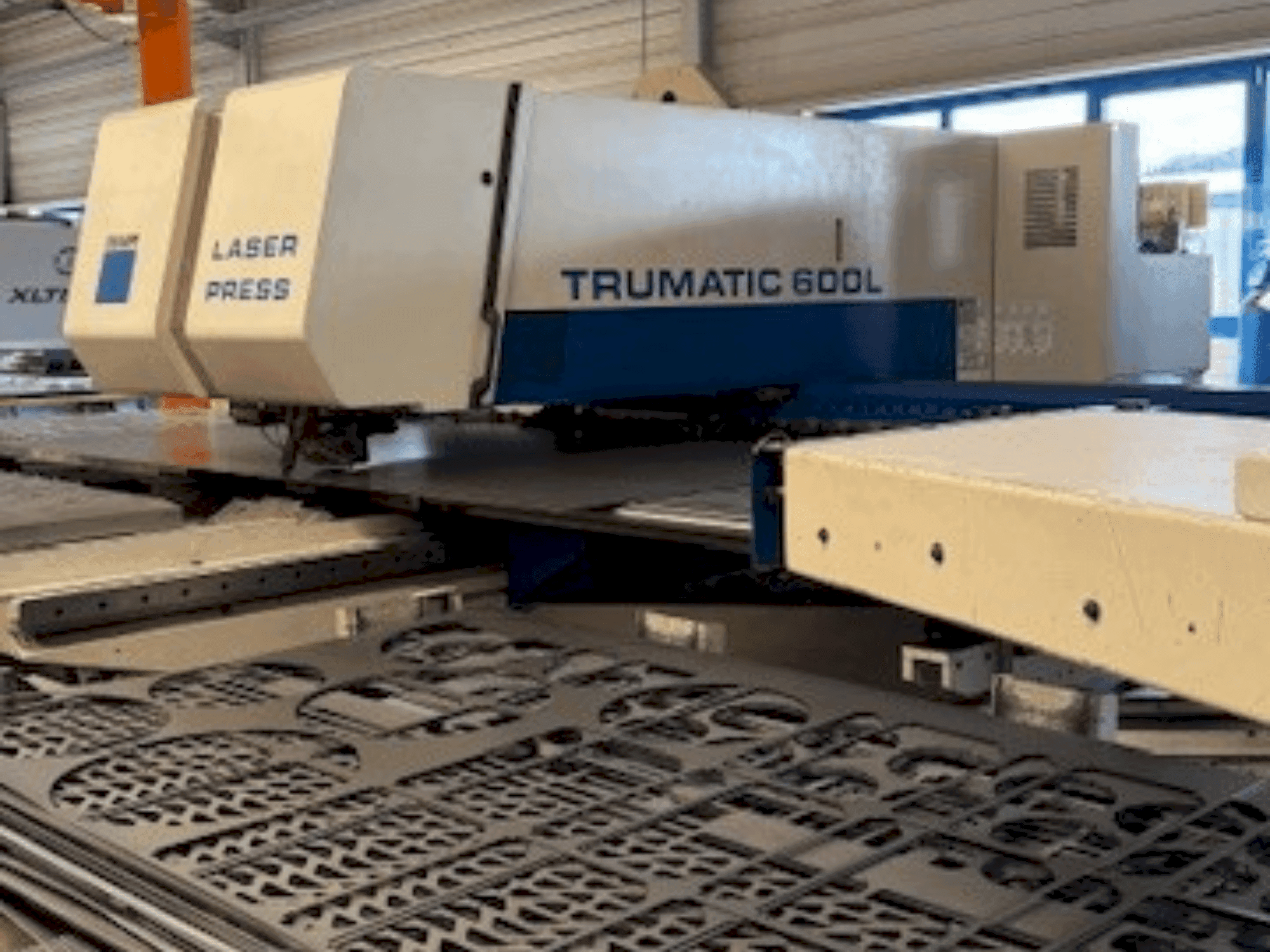 Makine  TRUMPF Trumatic 600L - Önden görünüm