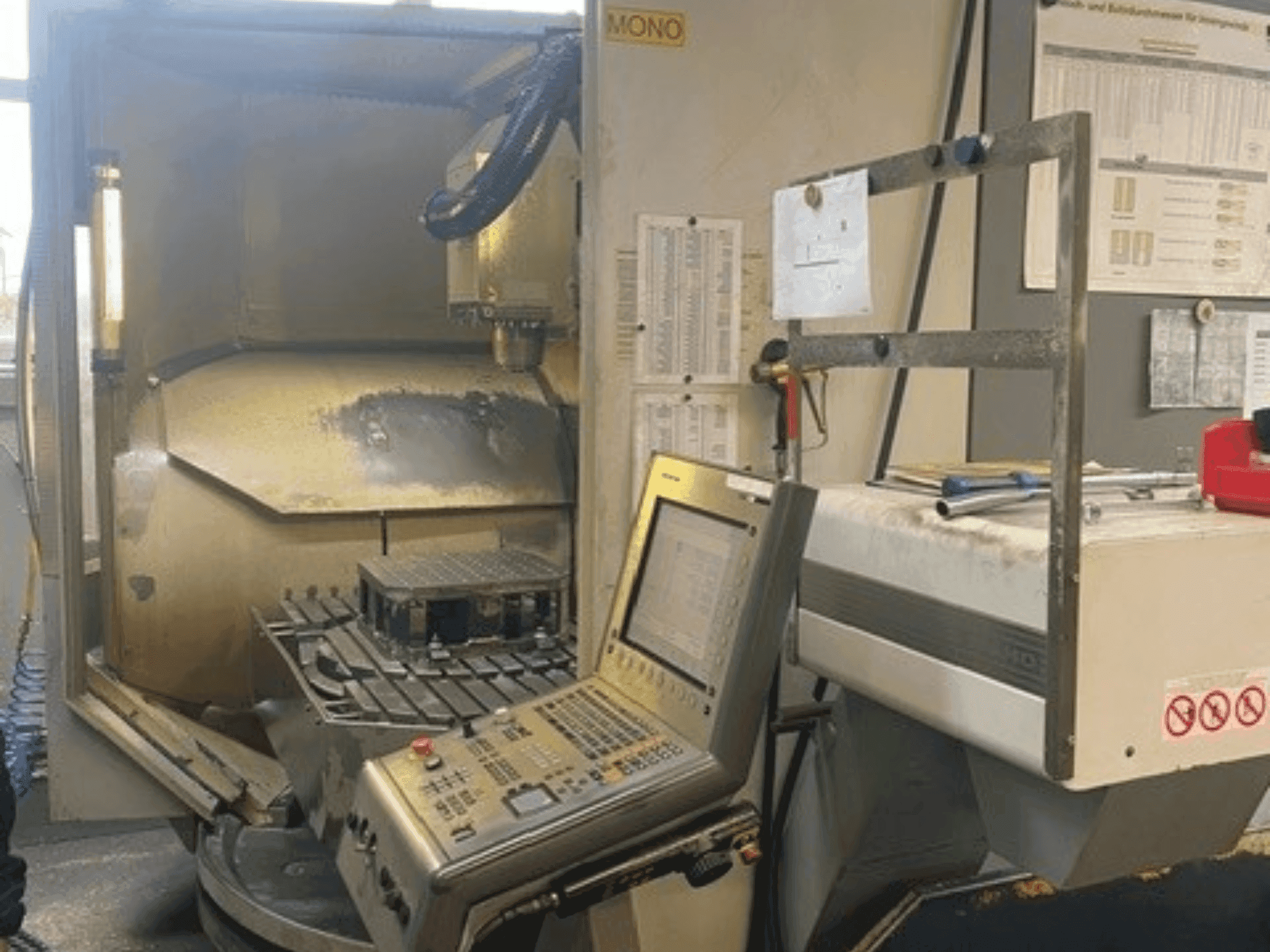 Makine  DECKEL MAHO DMU 80 monoBLOCK simultan - Önden görünüm