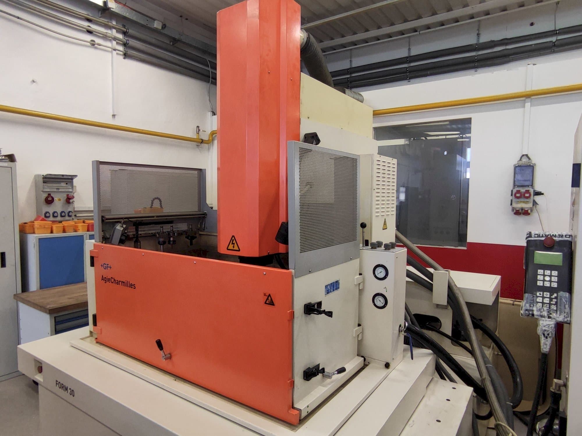 Makine  AgieCharmilles FORM 30 - Önden görünüm