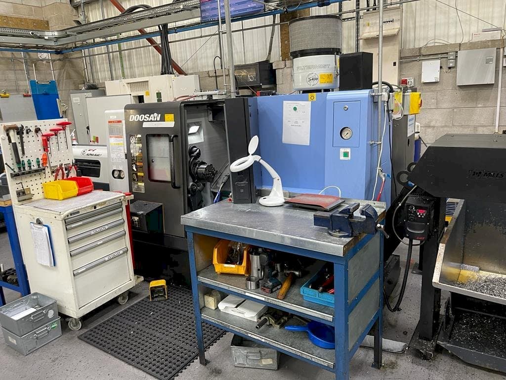 Makine  Doosan Lynx 220 LMA - Önden görünüm