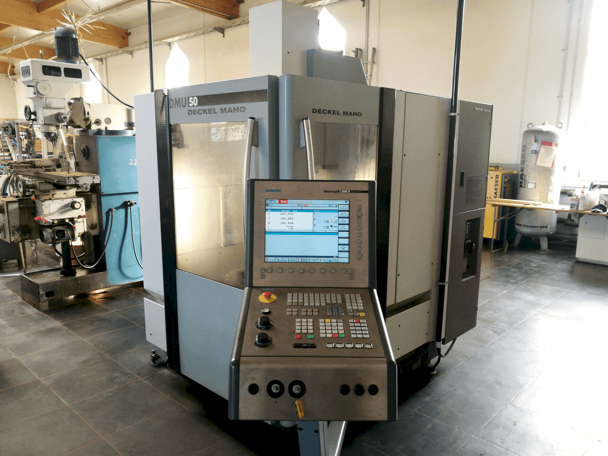 Makine  DECKEL MAHO DMU 50 - Önden görünüm