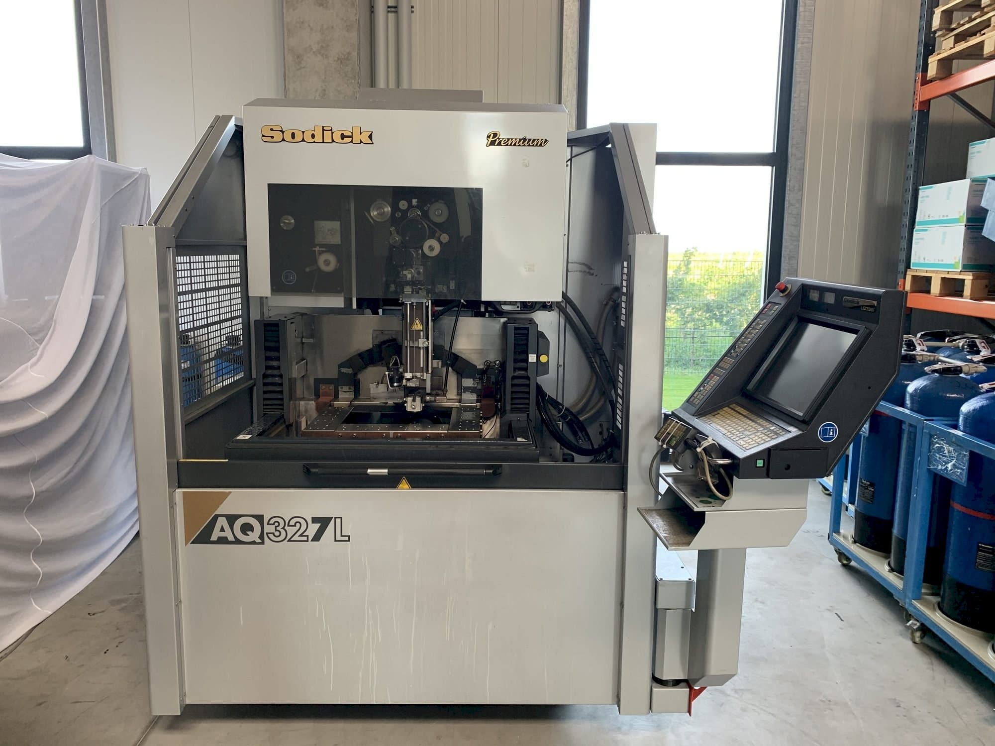 Makine  Sodick AQ327L - Önden görünüm