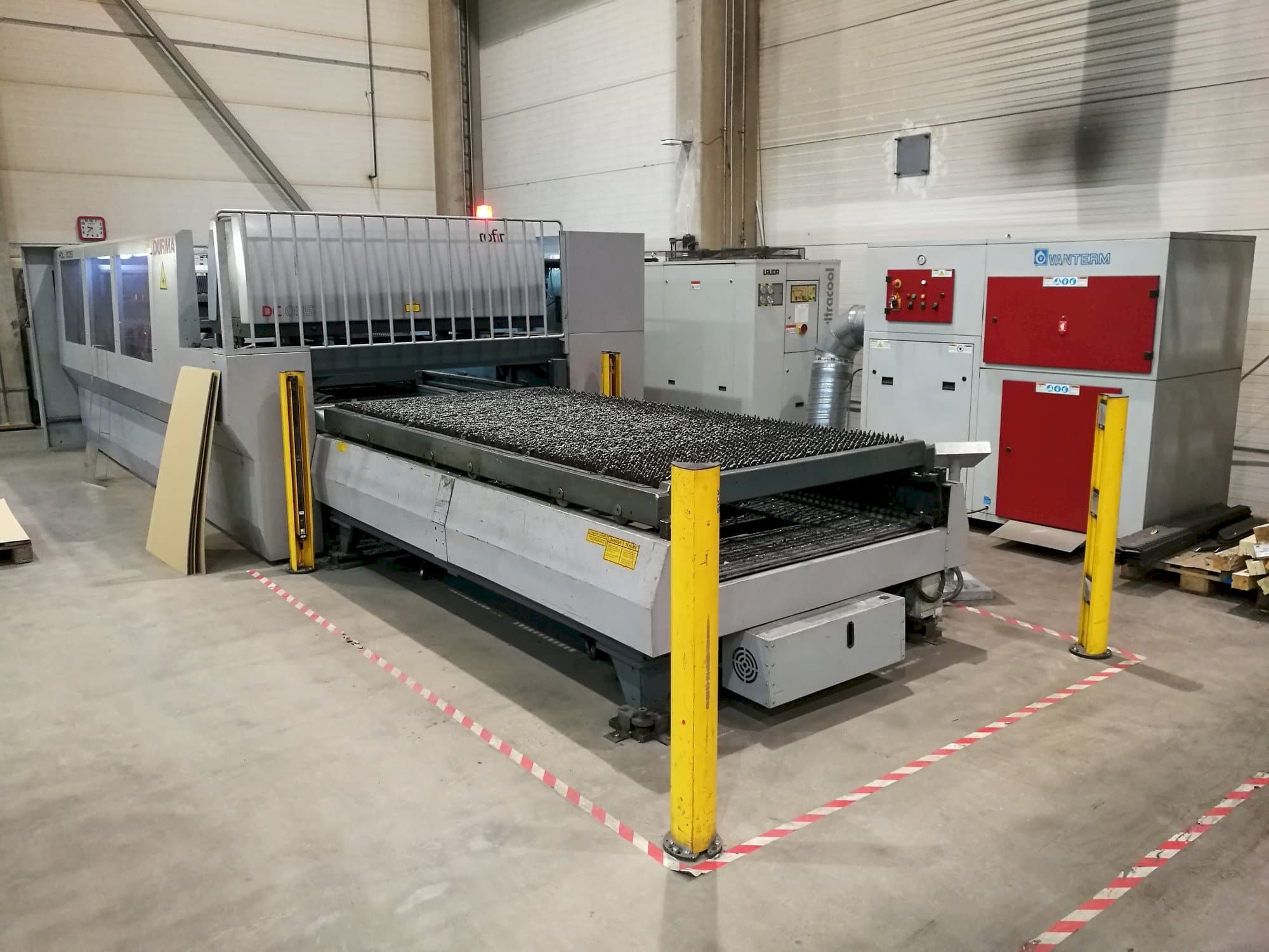 Makine  Durma HDL 3015 - Sol taraftaki görüntü