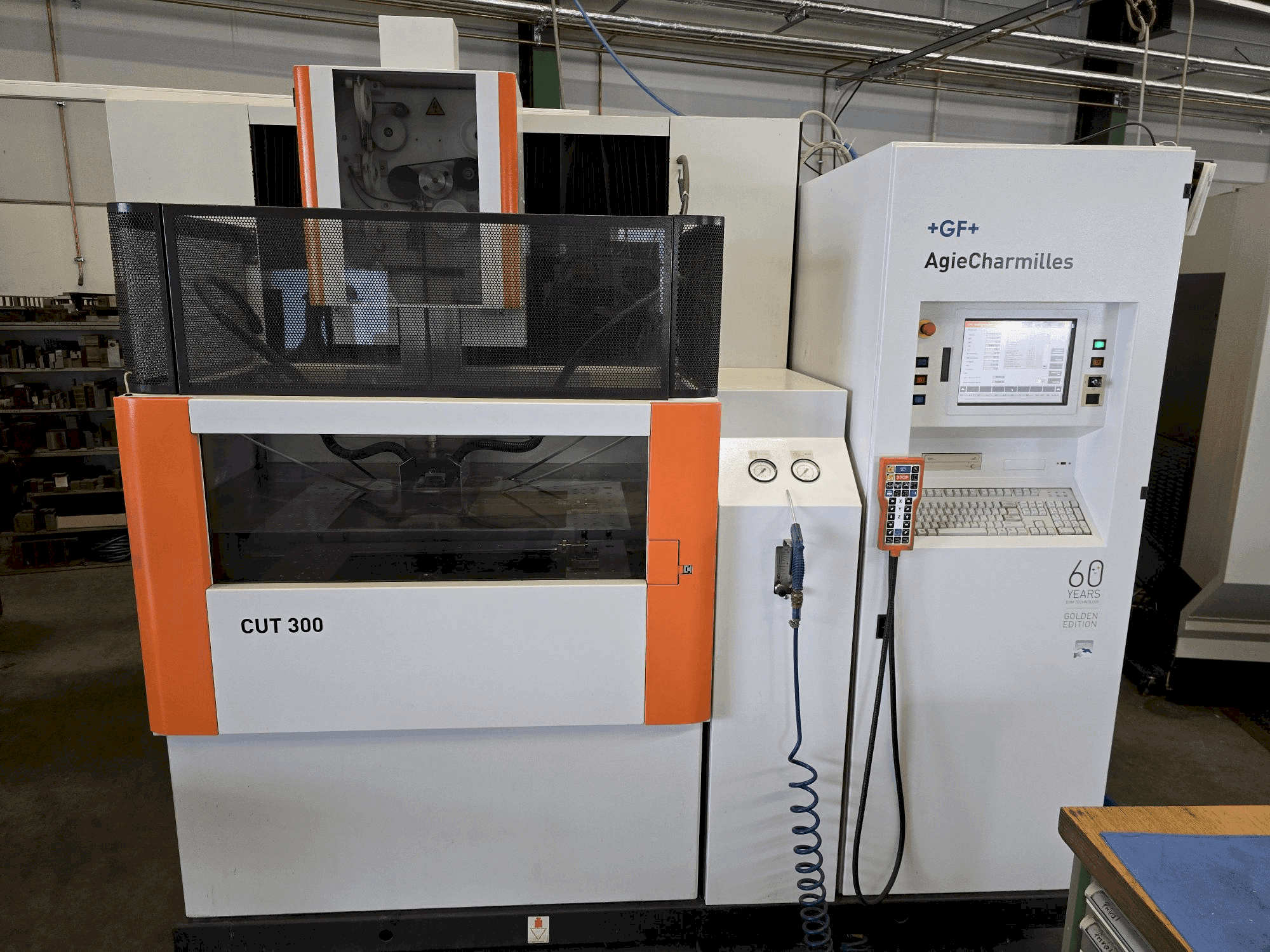 Makine  AgieCharmilles CUT 300 - Önden görünüm