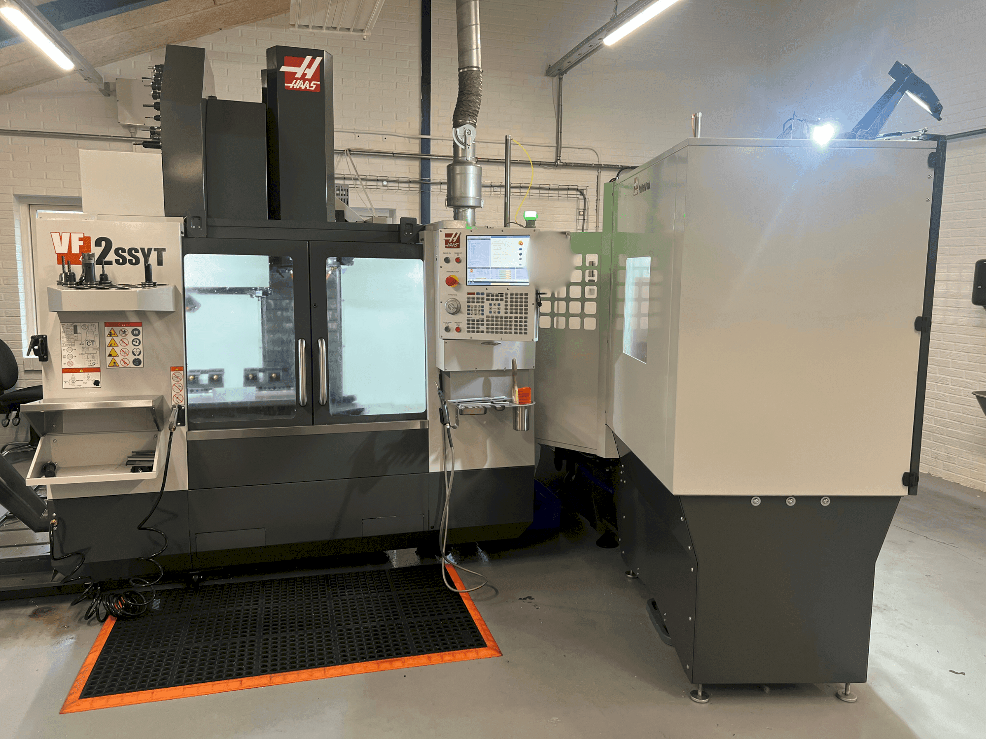 Makine  HAAS VF-2SSYT - Önden görünüm