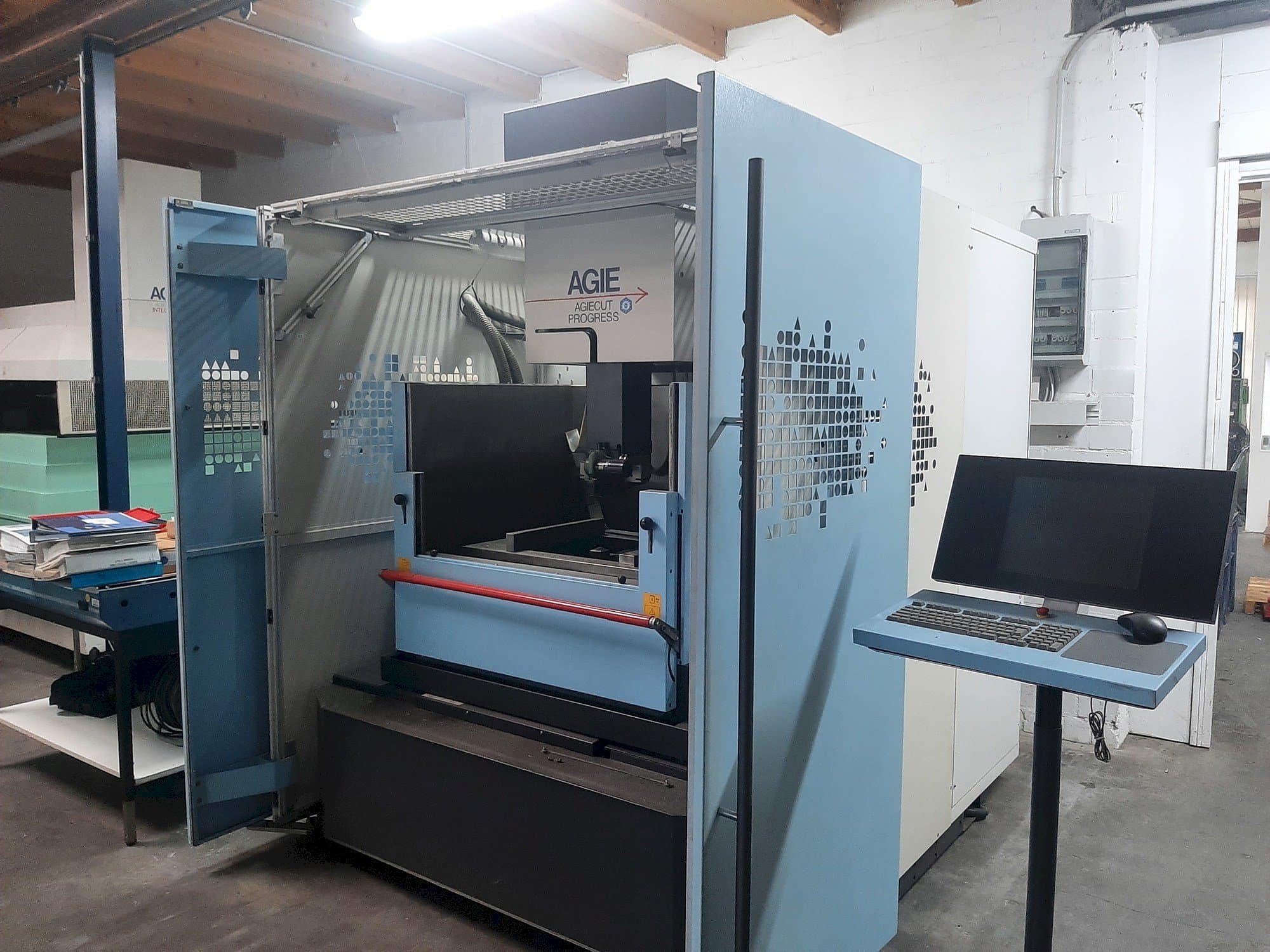 Makine  AGIE Agiecut Progress 3 - Önden görünüm