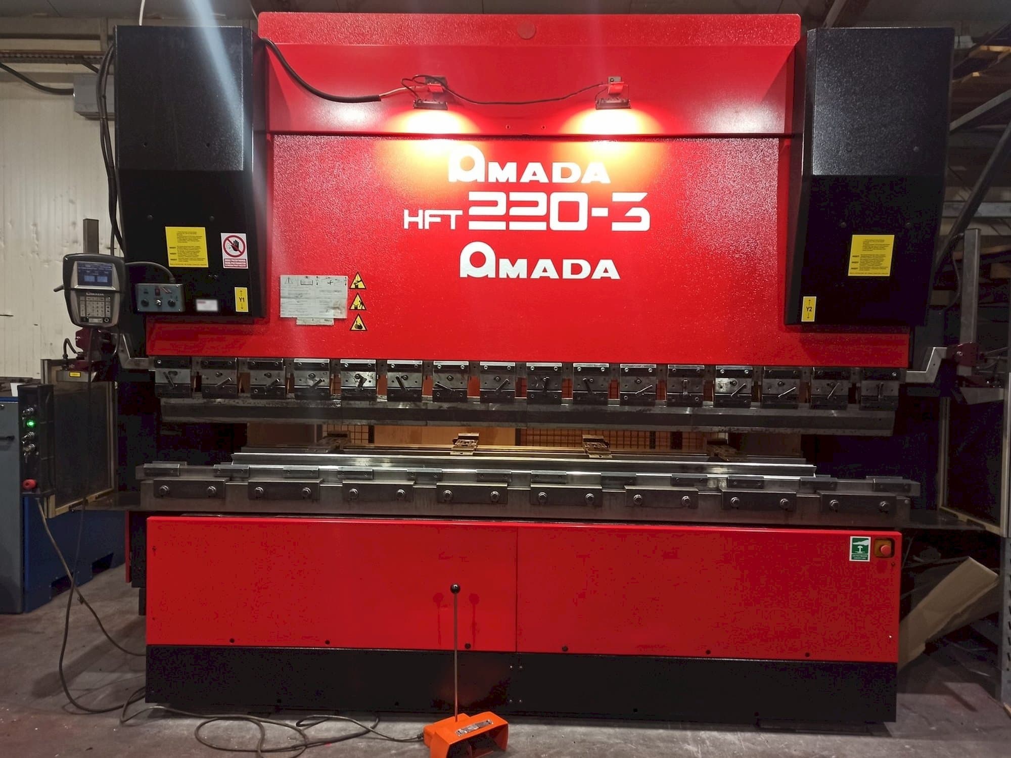 Makine  AMADA HFT 220-3 - Önden görünüm