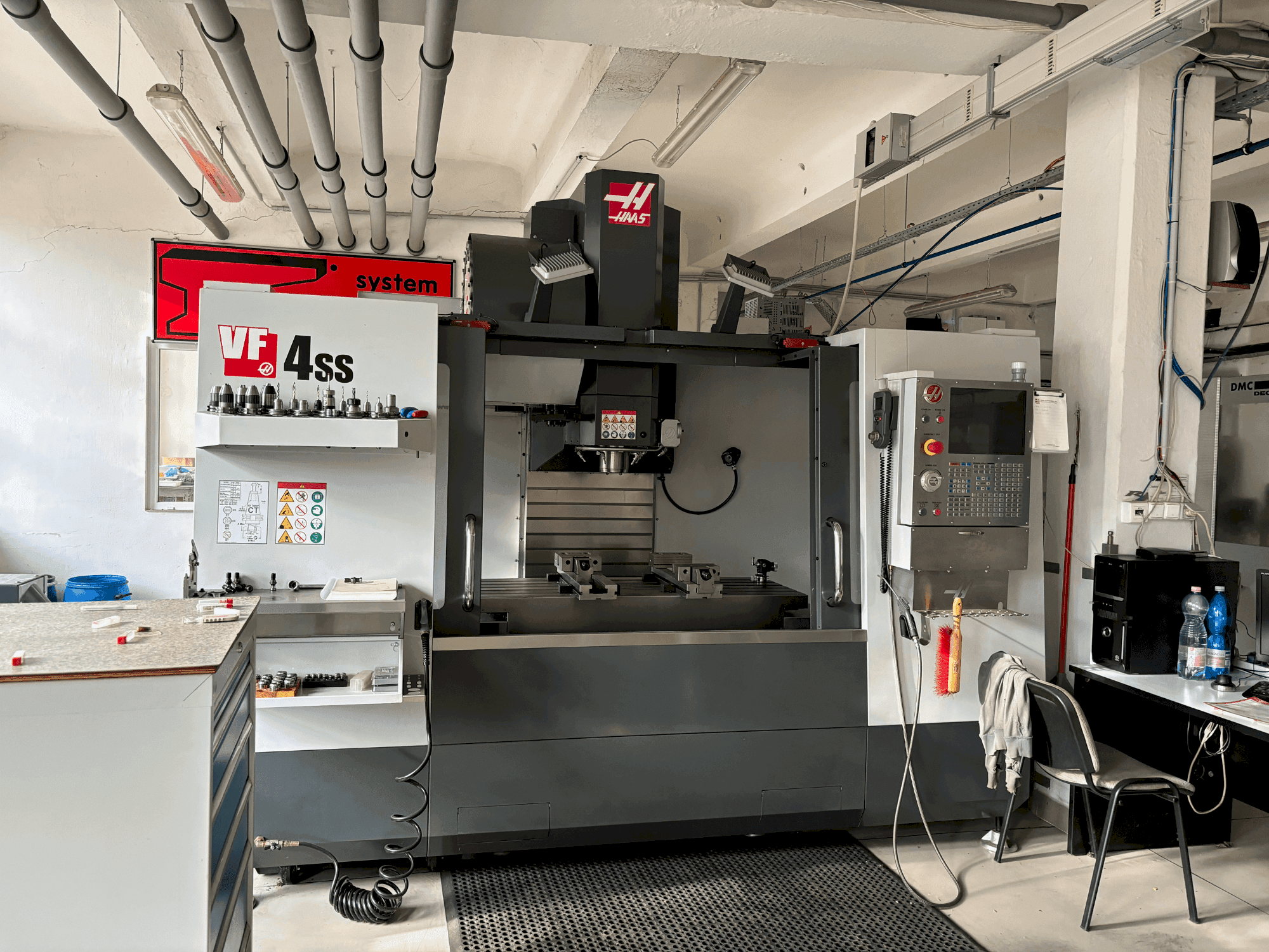Makine  HAAS HASS VS4SS - Önden görünüm