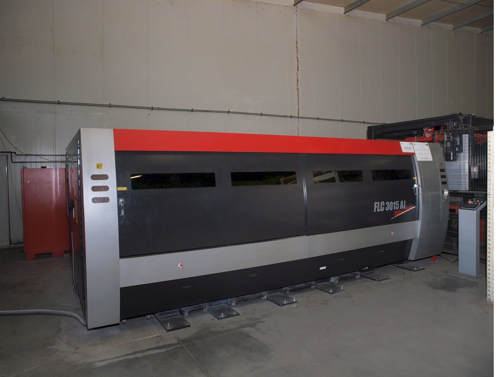 Makine  AMADA LC-3015 AJ 2kW Fiber laser - Önden görünüm