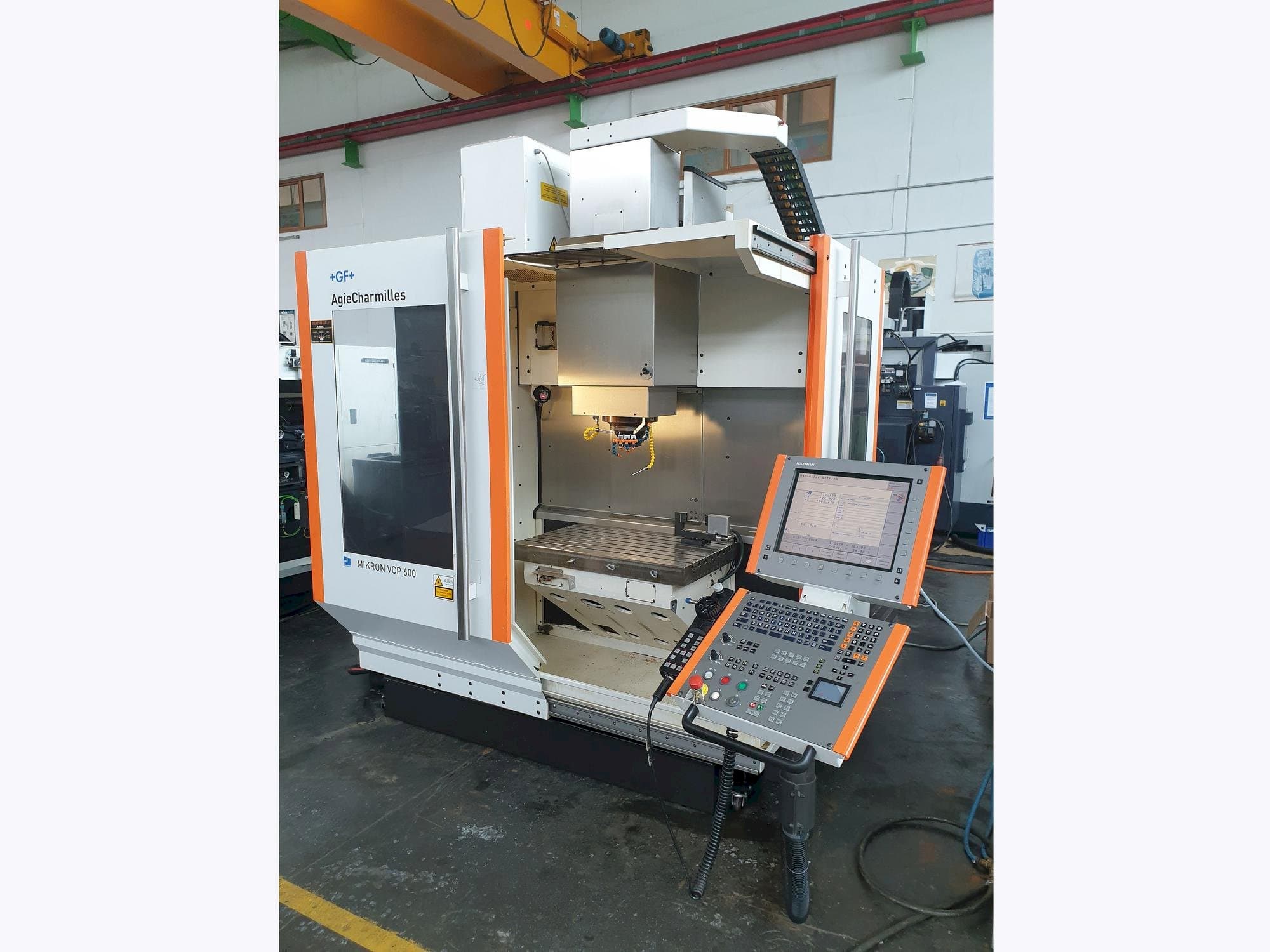 Makine  MIKRON VCP 600 - Önden görünüm