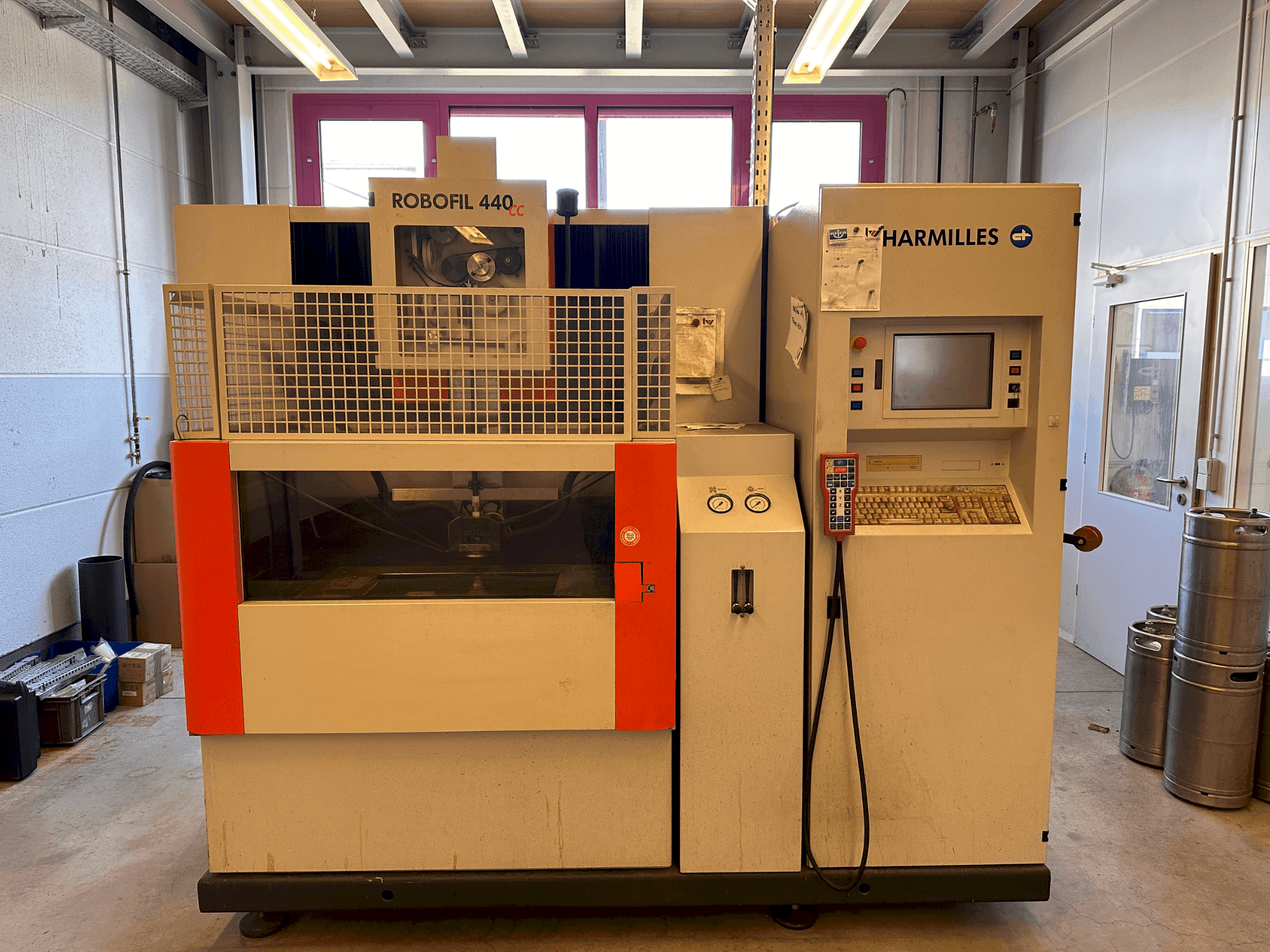 Makine  CHARMILLES Robofil 440 CC - Önden görünüm