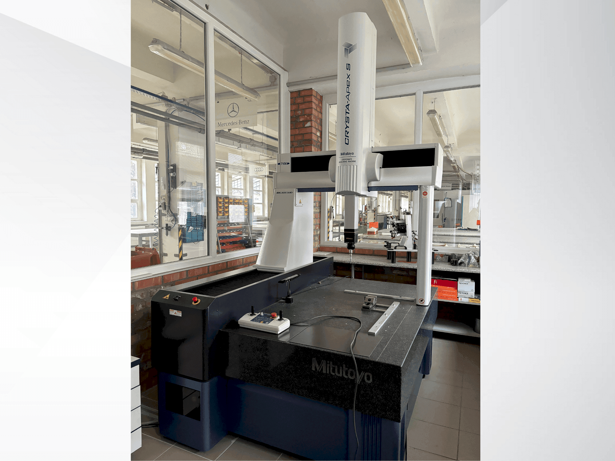 Makine Mitutoyo CRYSTA-Apex S7106 - Önden görünüm