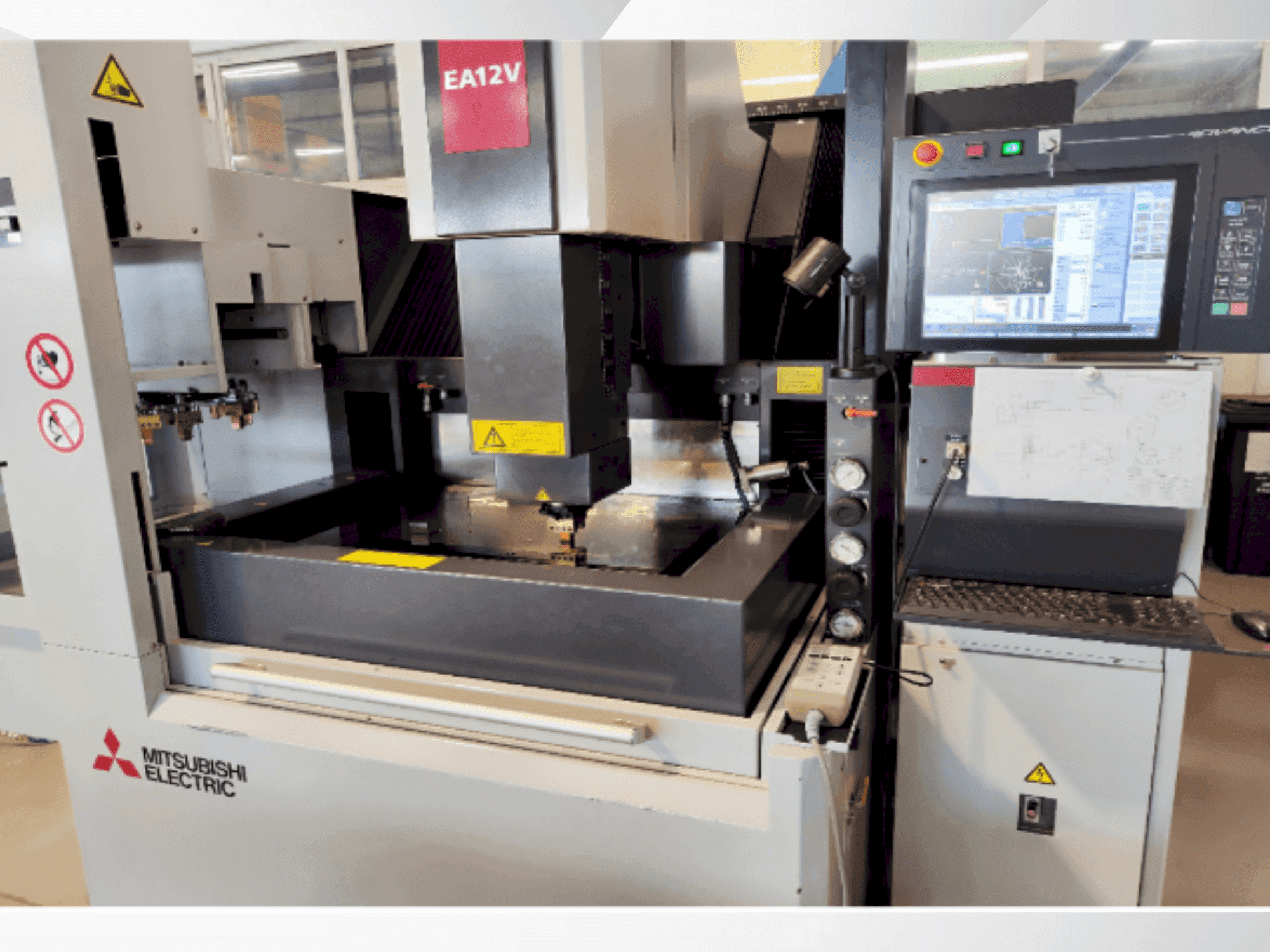 Makine  Mitsubishi EA12VM ADVANCE - Önden görünüm