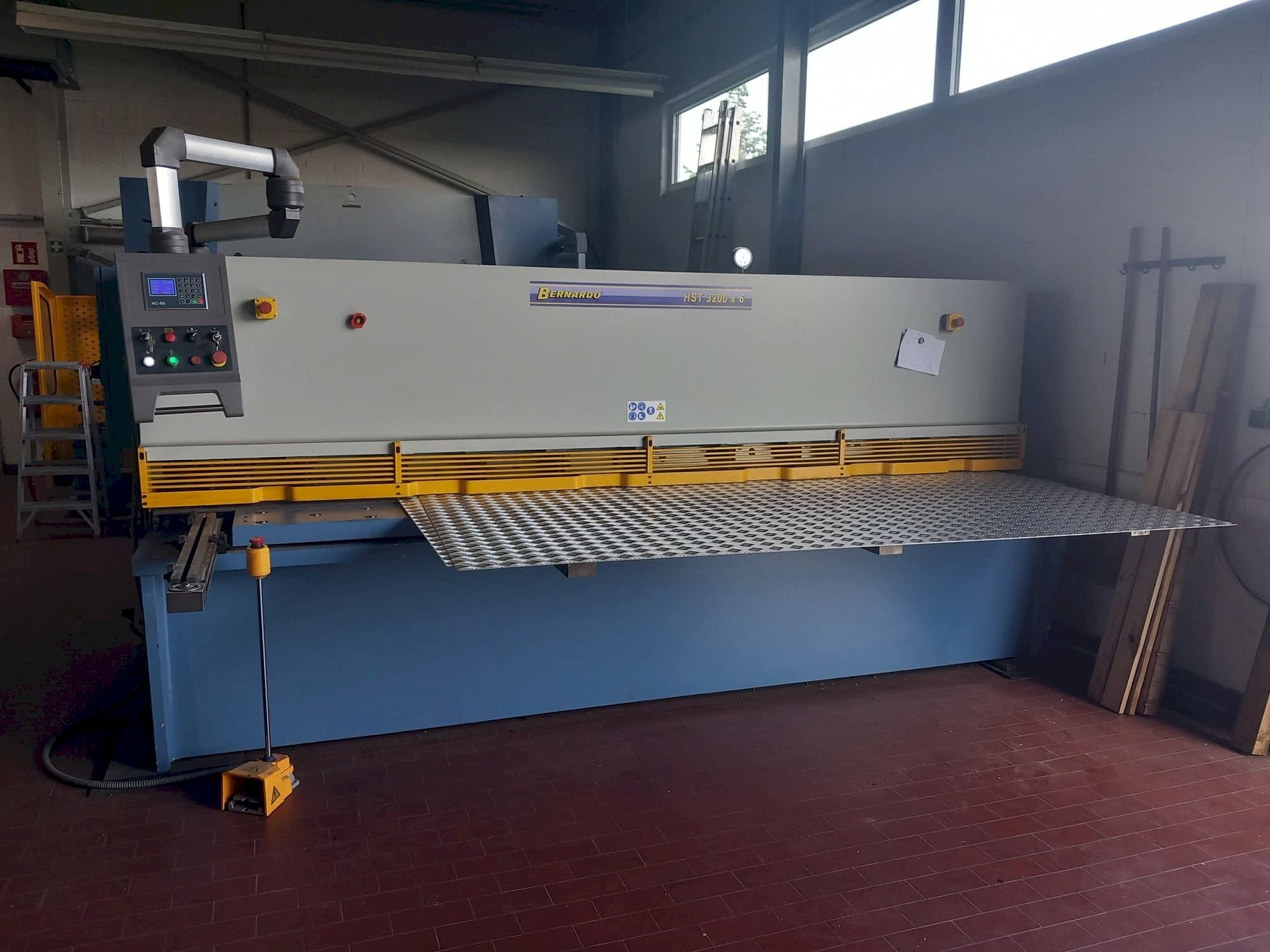 Makine  Bernardo HST-3200X6 - Önden görünüm