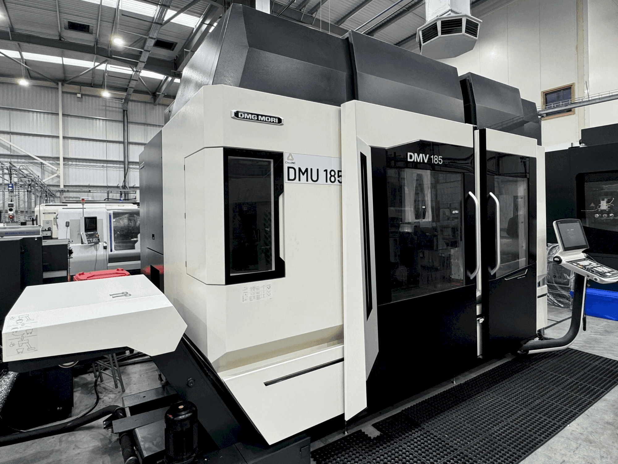 Makine  DMG MORI DMV 185 - Önden görünüm
