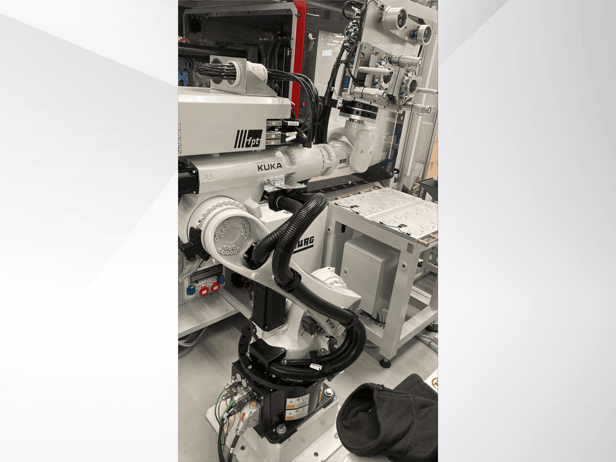 Makine  KUKA KR 22 R1610-2 - Önden görünüm