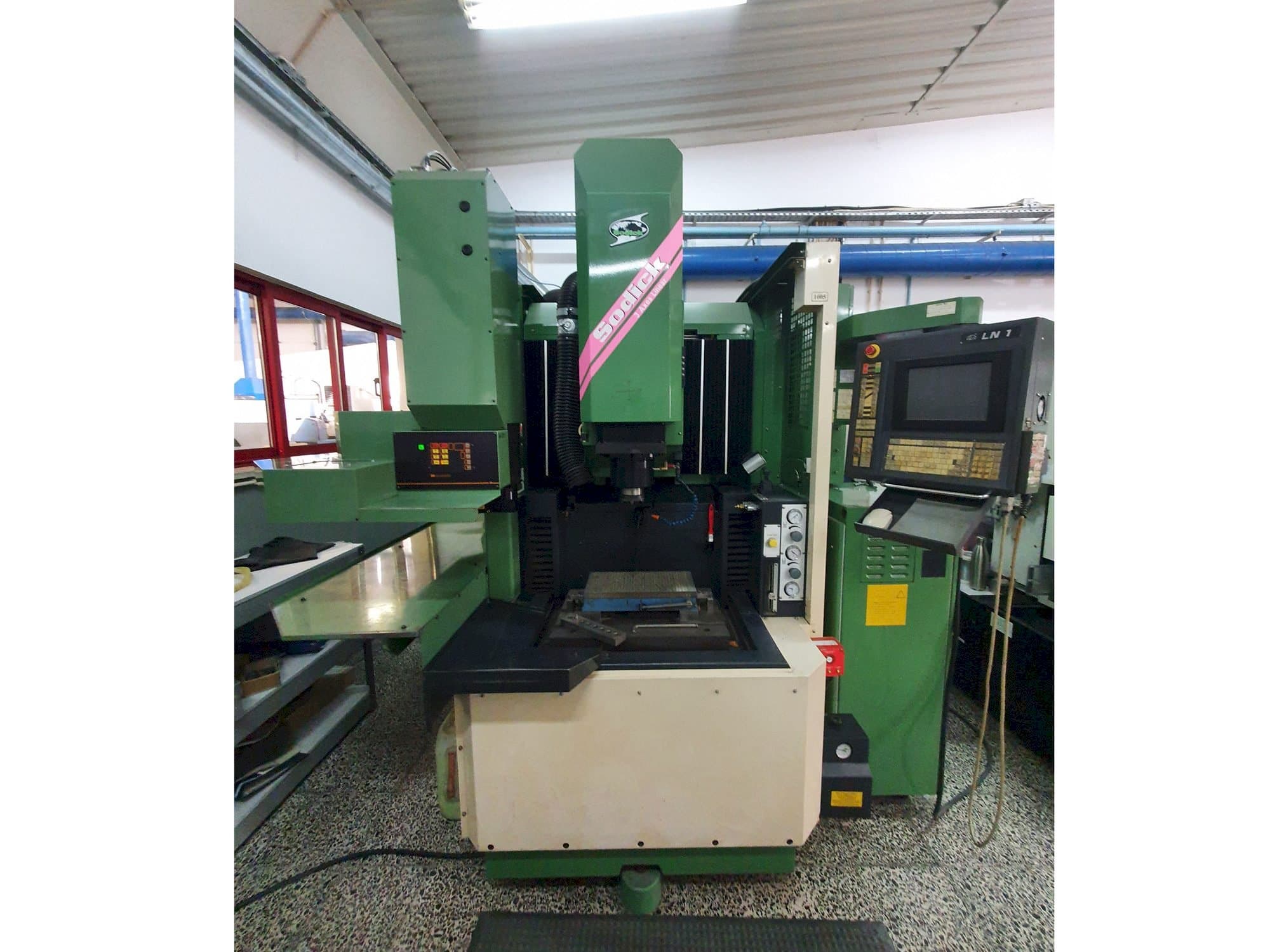 Makine  Sodick AQ35L - Önden görünüm