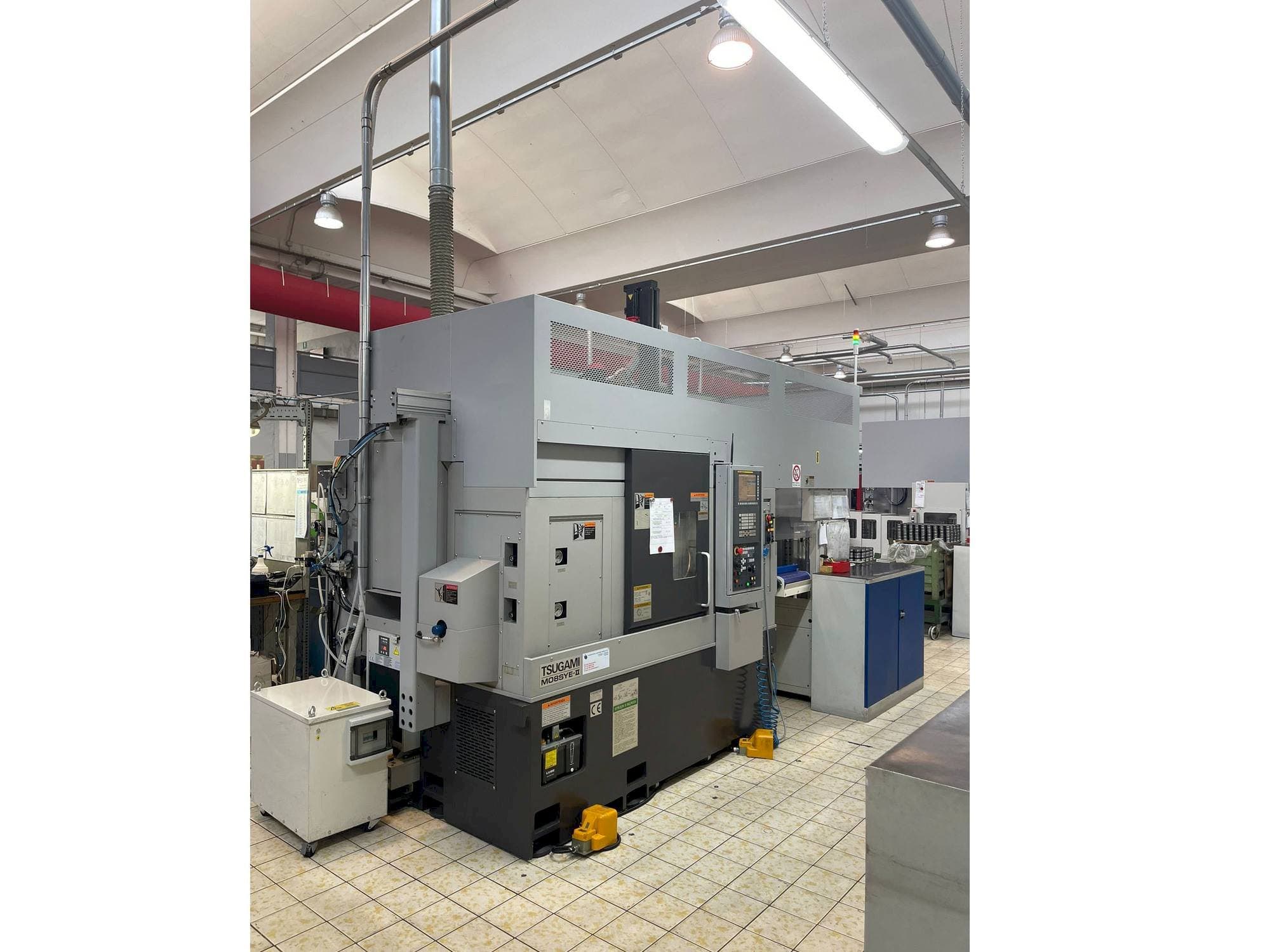 Makine  TSUGAMI M08SYE-II - Önden görünüm