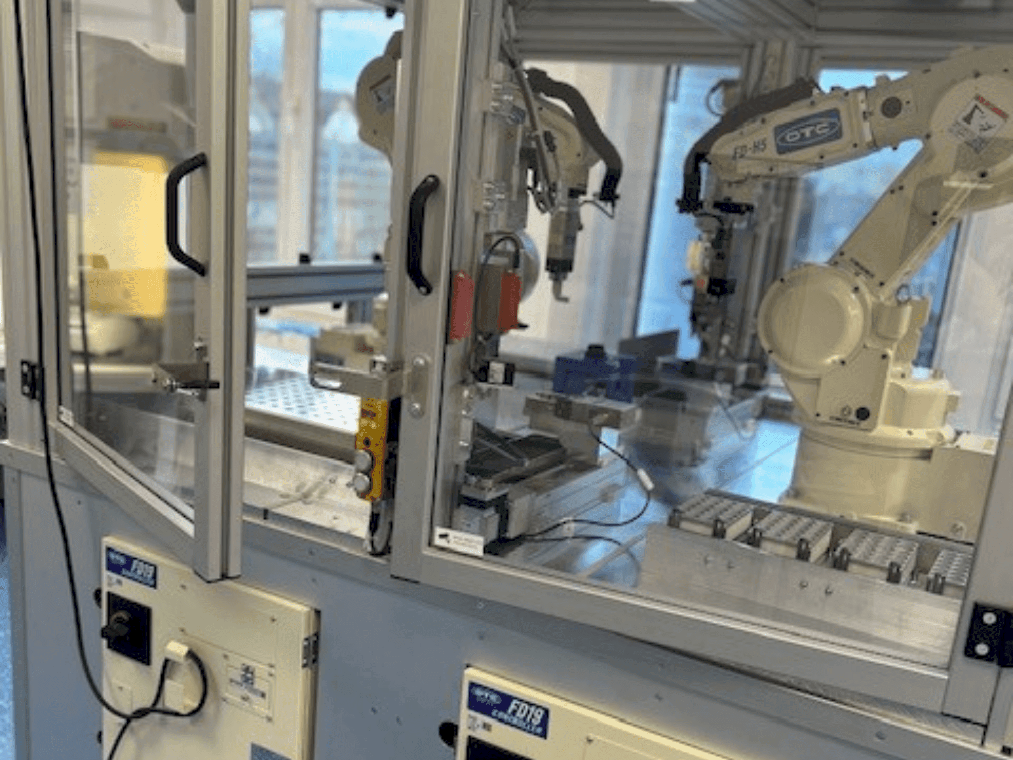 Makine  OTC Daihen NH52-NEFC - Önden görünüm