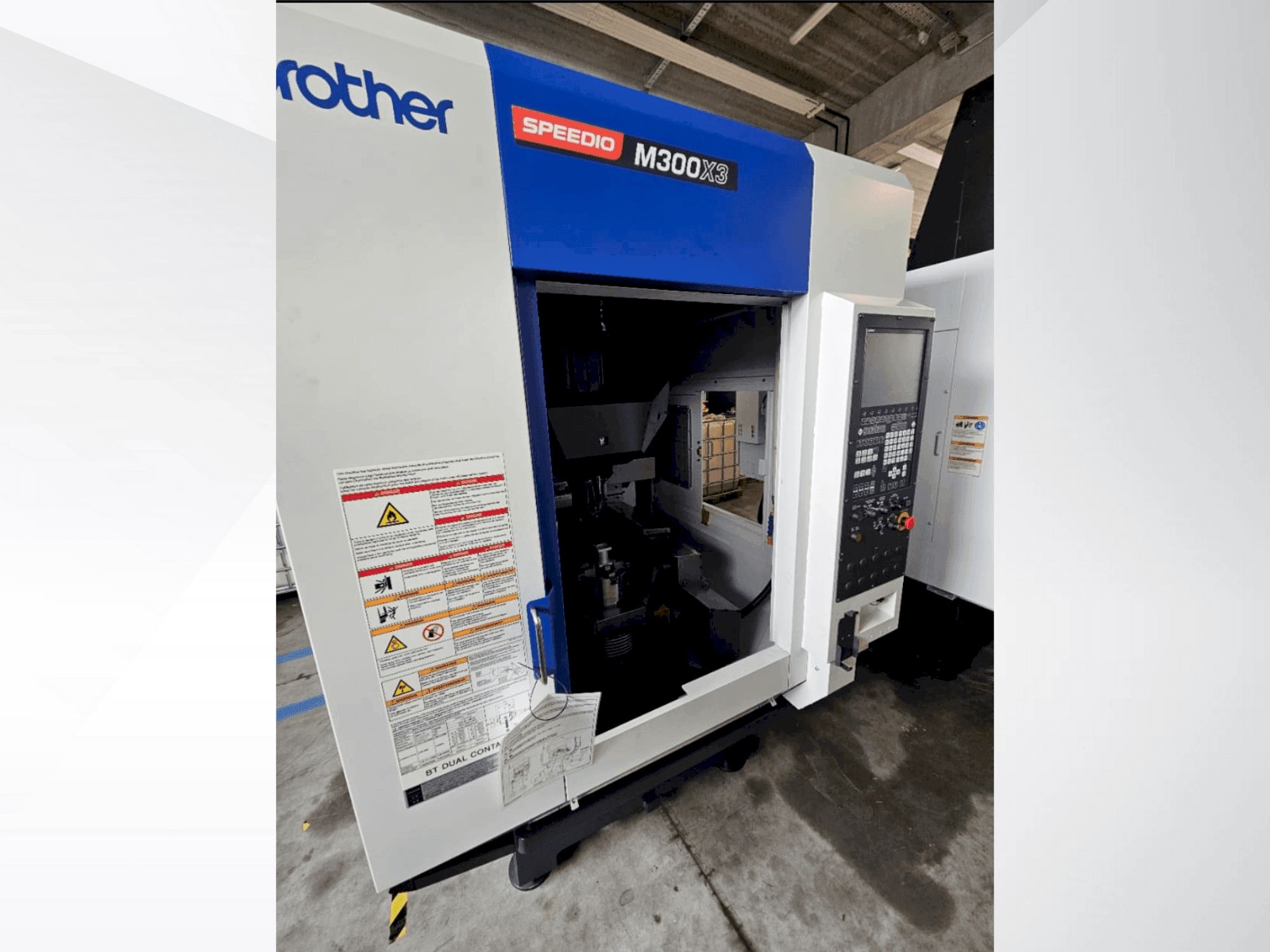 Makine  Brother Speedio M 300 X3 - Önden görünüm