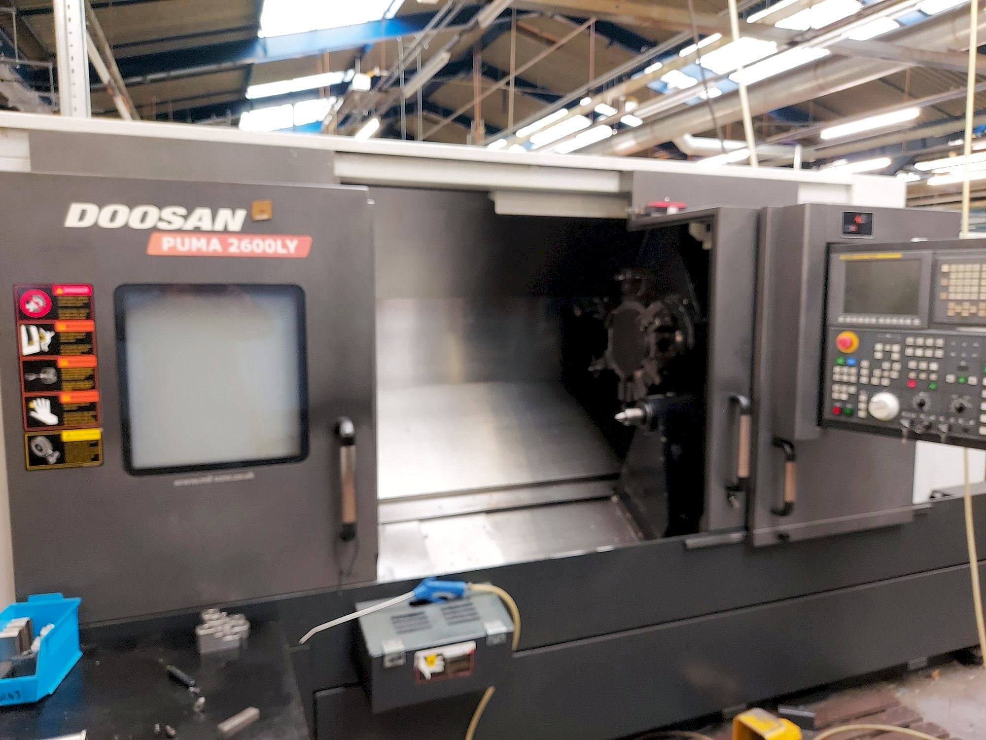 Makine  Doosan Puma 2600LY - Önden görünüm