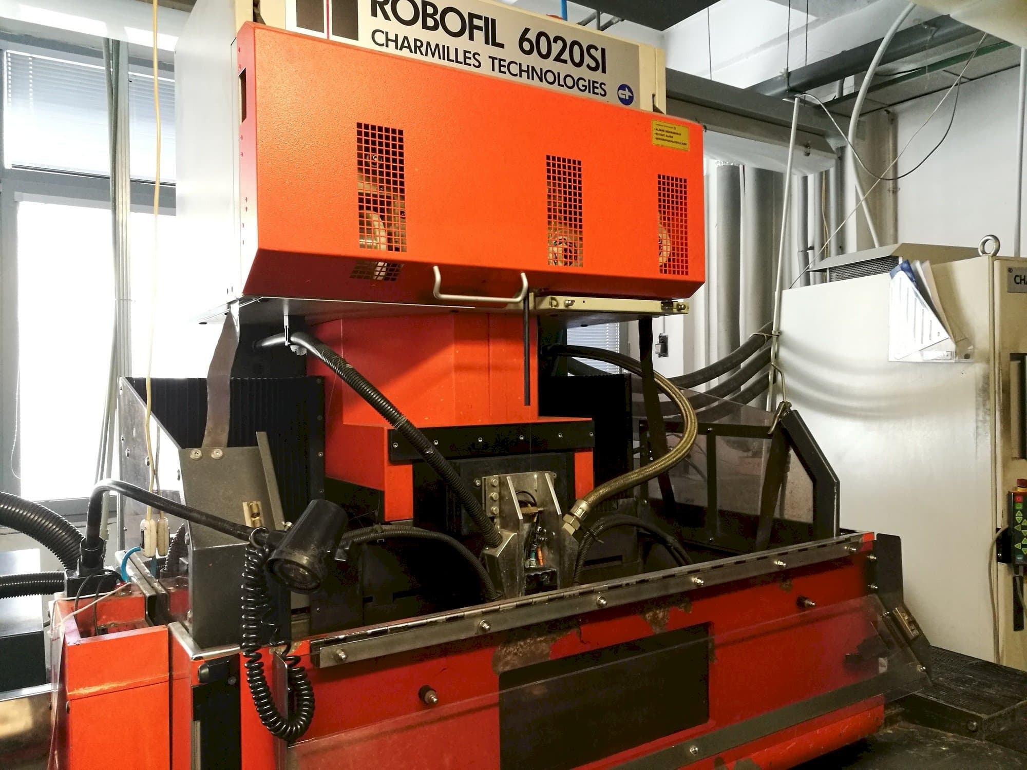 Makine  CHARMILLES Robofil 6020 SI - Önden görünüm