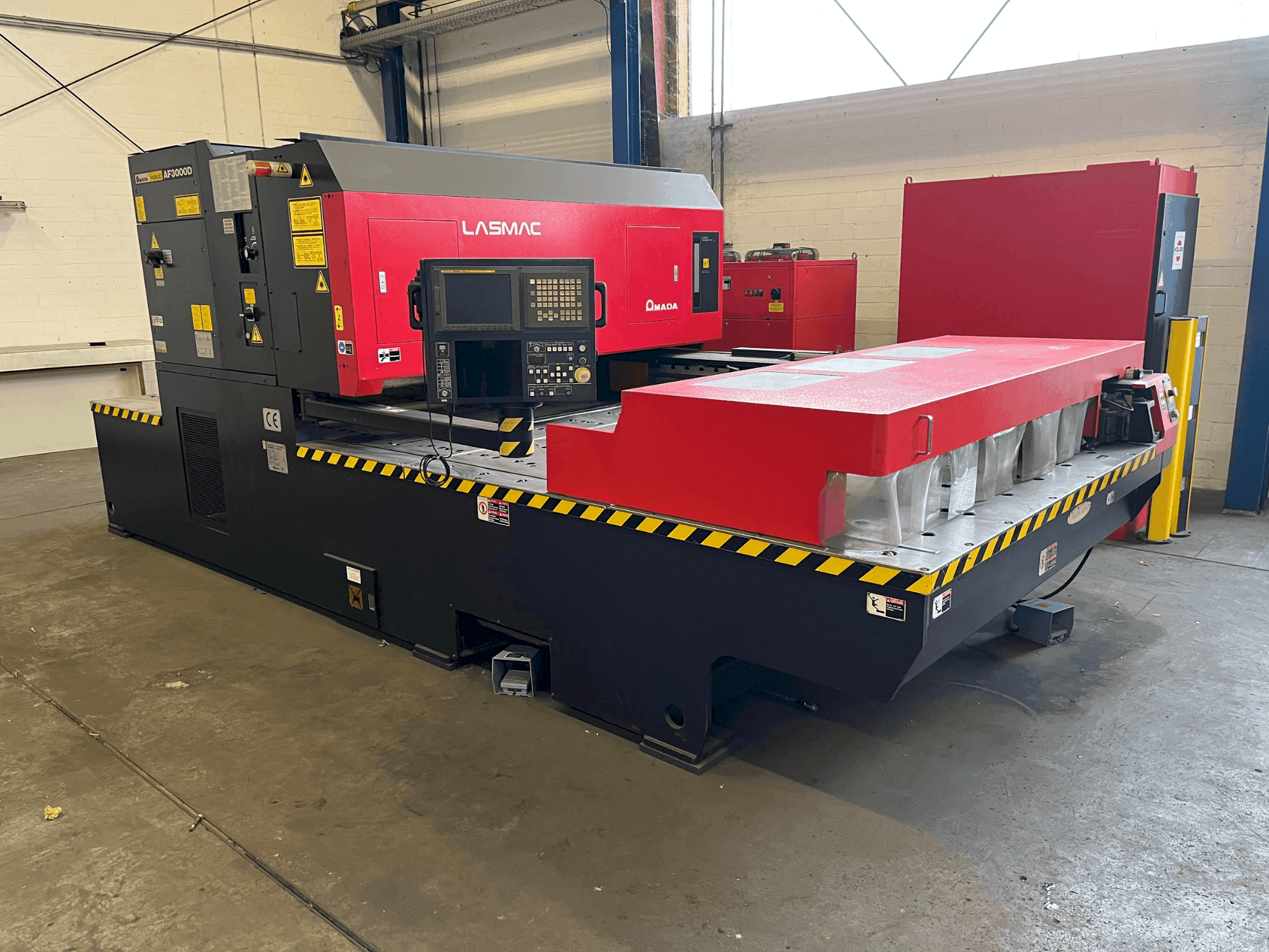 Makine  AMADA LC-2415 A3 - Önden görünüm