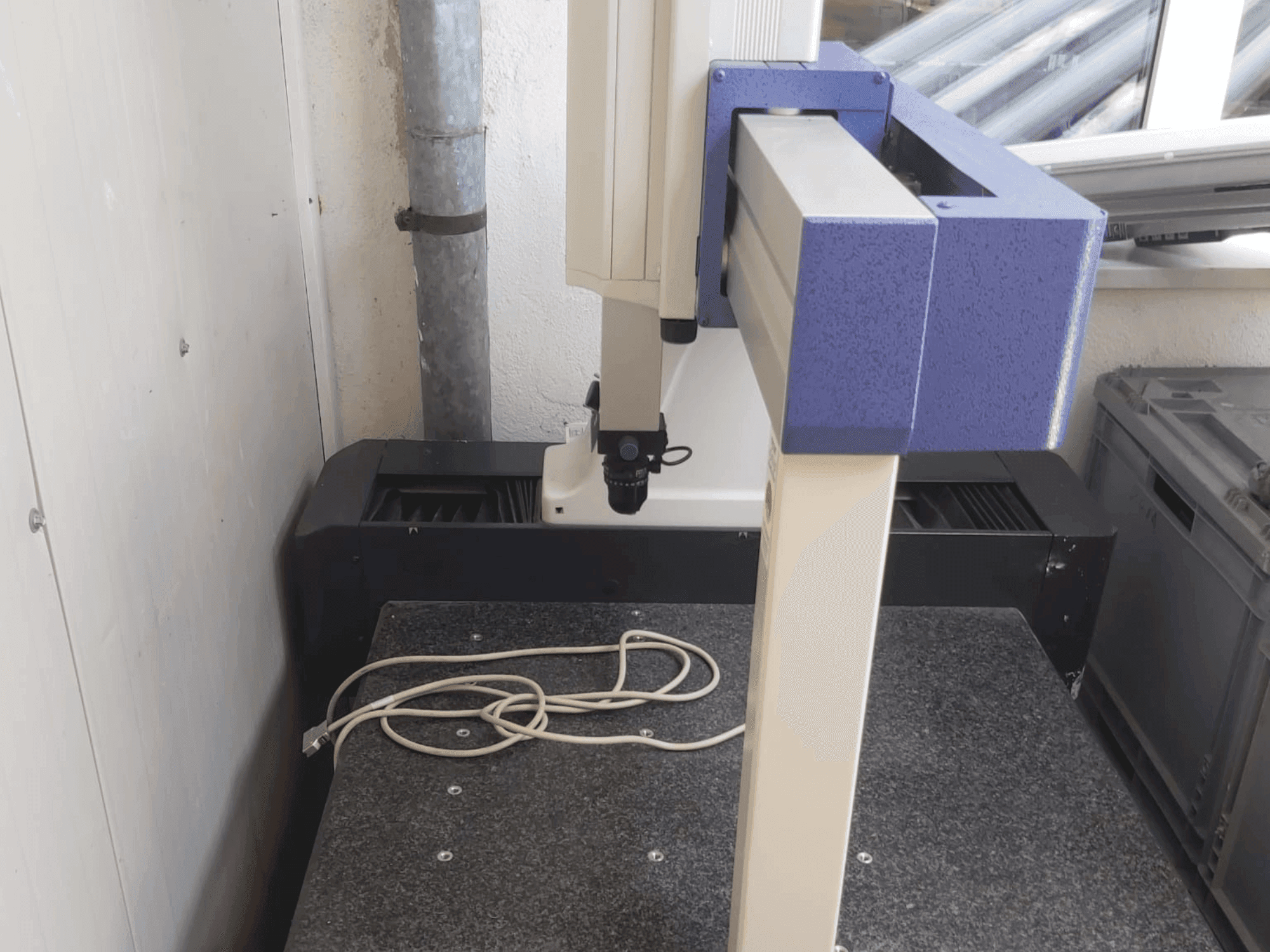 Makine  Mitutoyo Crysta-Plus M443 - Önden görünüm