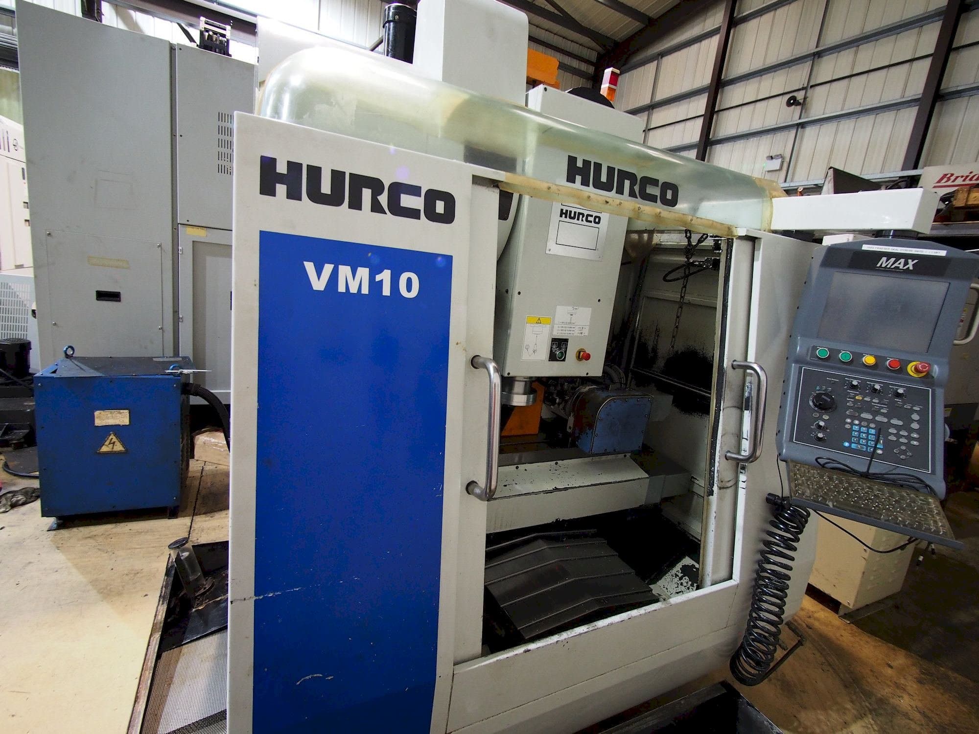 Makine  Hurco VM10 - Önden görünüm