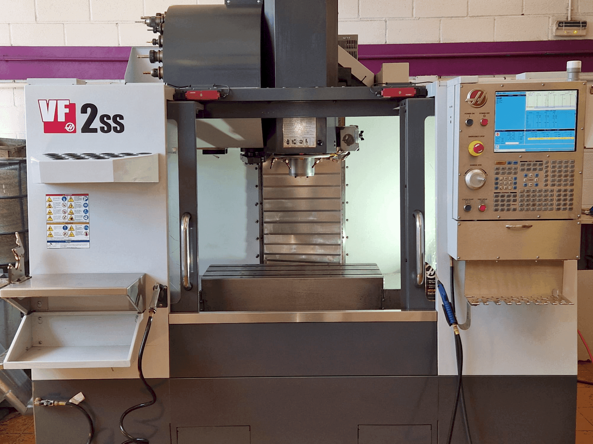 Makine  HAAS VF-2SS - Önden görünüm