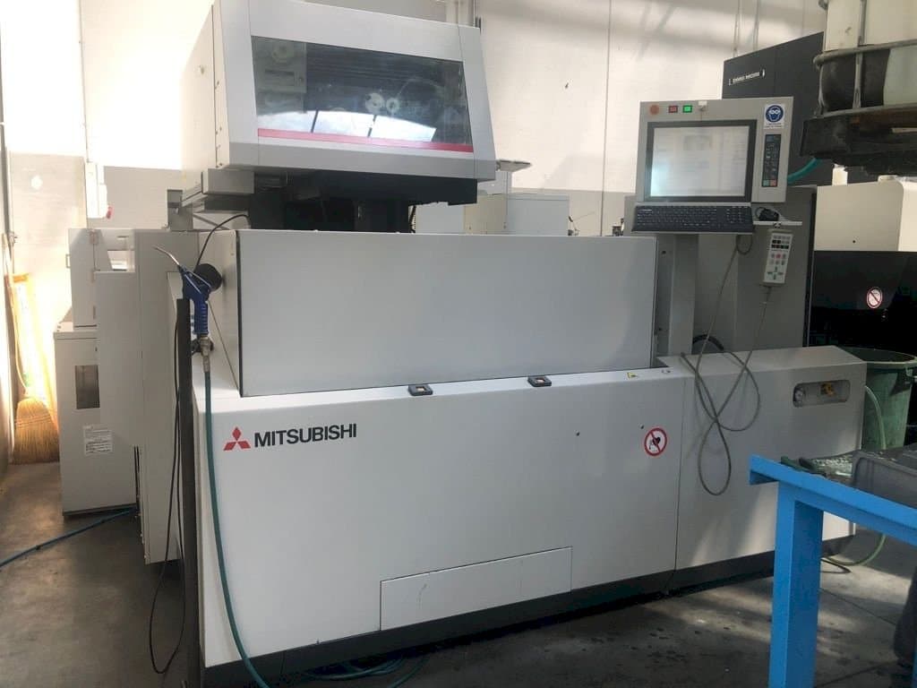 Makine  Mitsubishi MV2400S - Önden görünüm