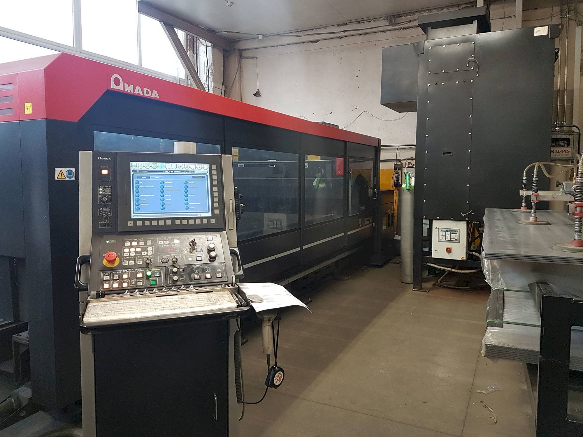 Makine  AMADA FOM2 4222NT - Önden görünüm