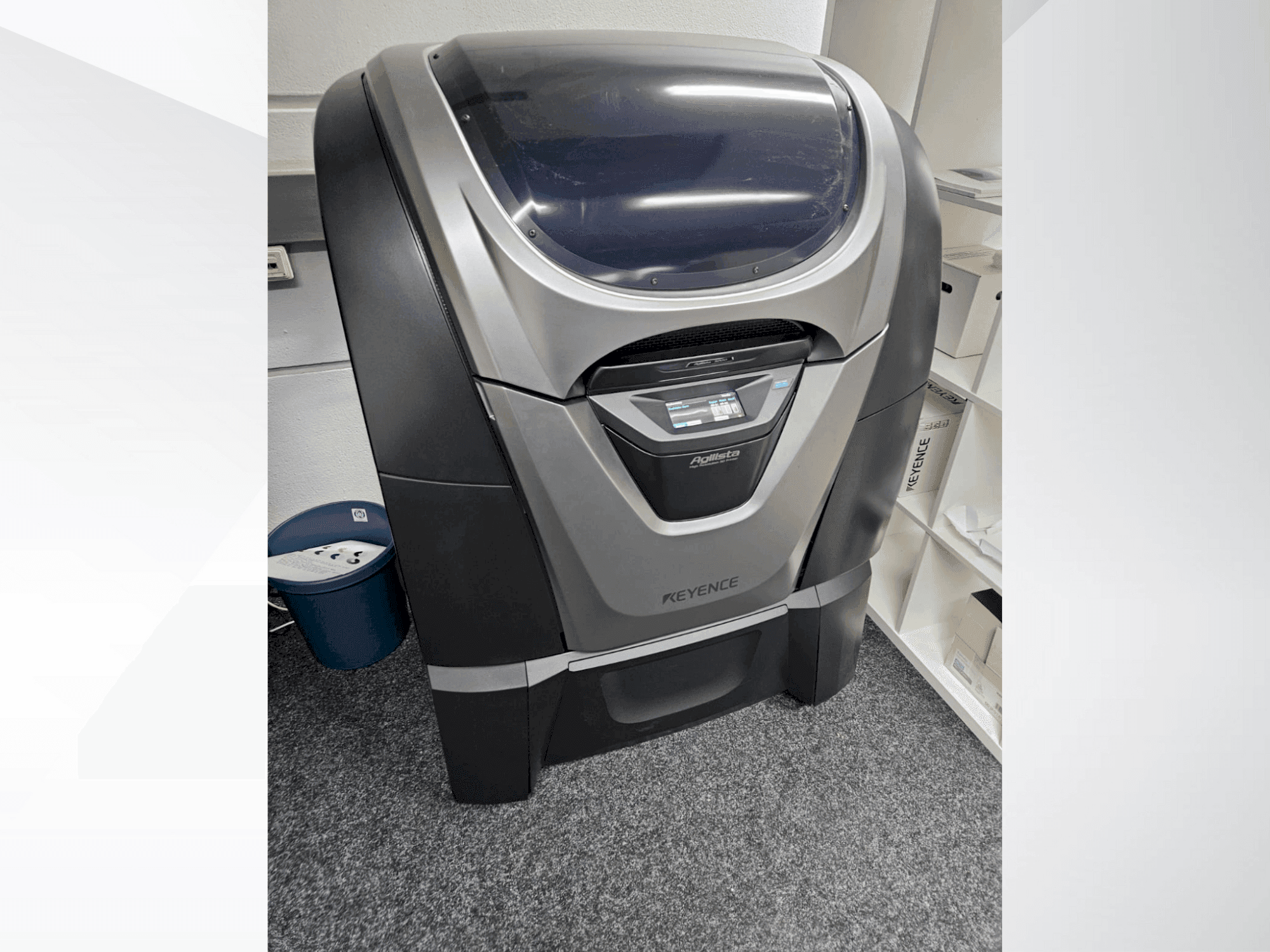 Makine  KEYENCE Agilista 3200 W - Önden görünüm