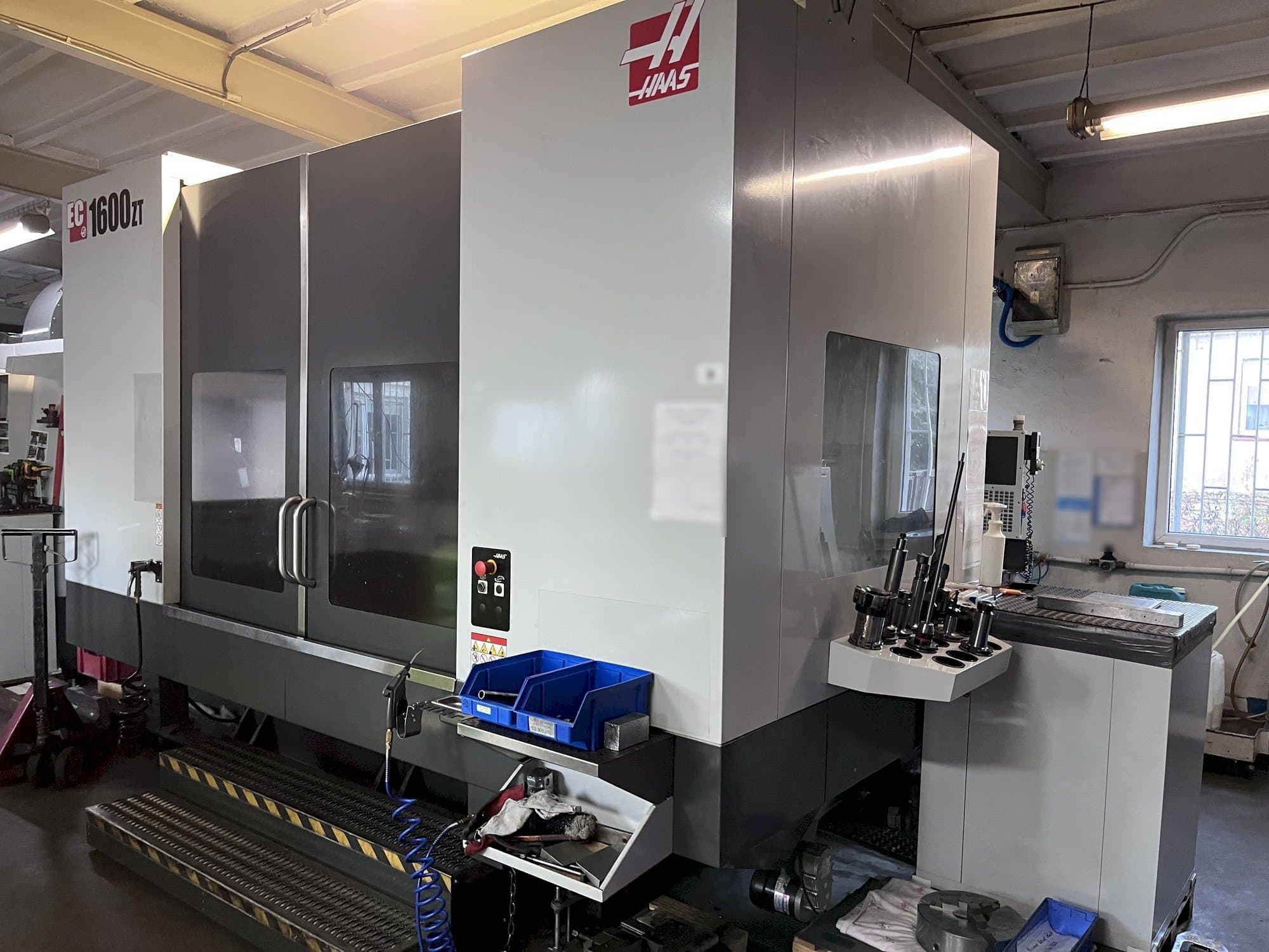 Makine  HAAS EC-1600 ZT - Önden görünüm