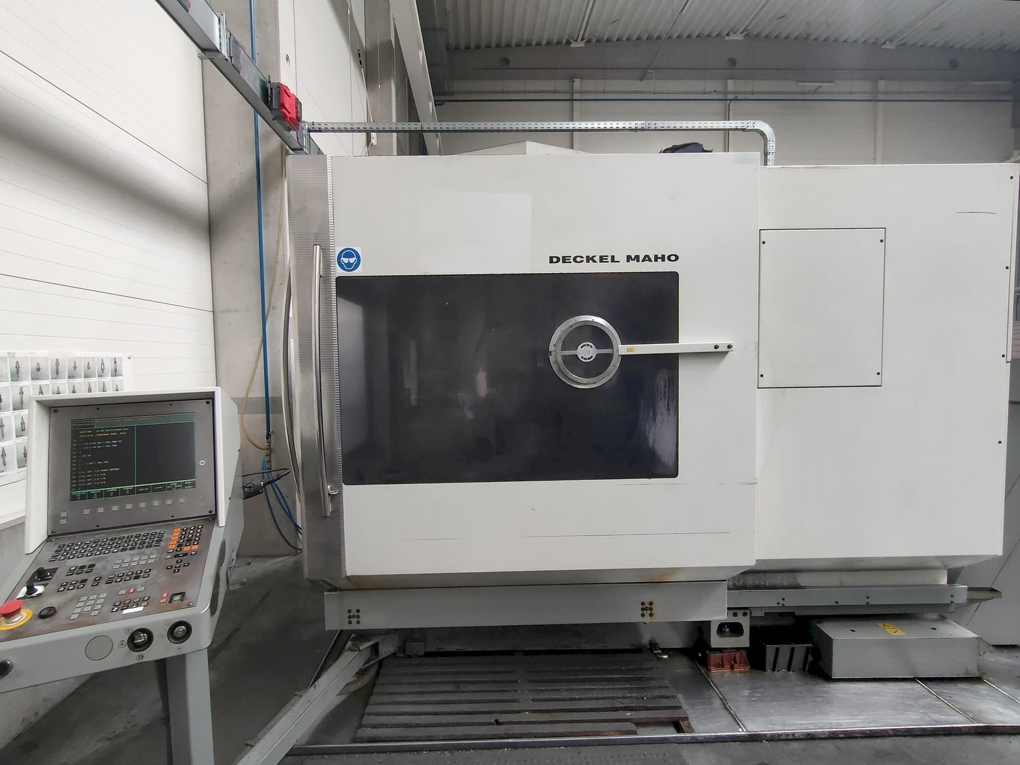 Makine  DECKEL MAHO DMU 60P - Önden görünüm