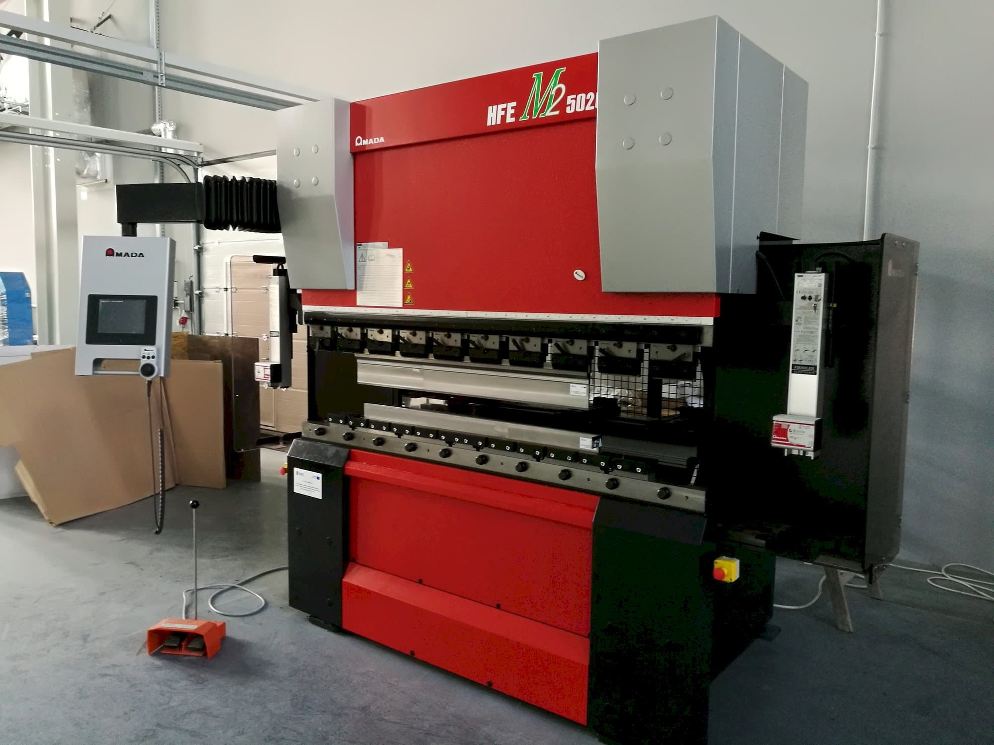 Makine  AMADA HFE M2 5020 - Önden görünüm