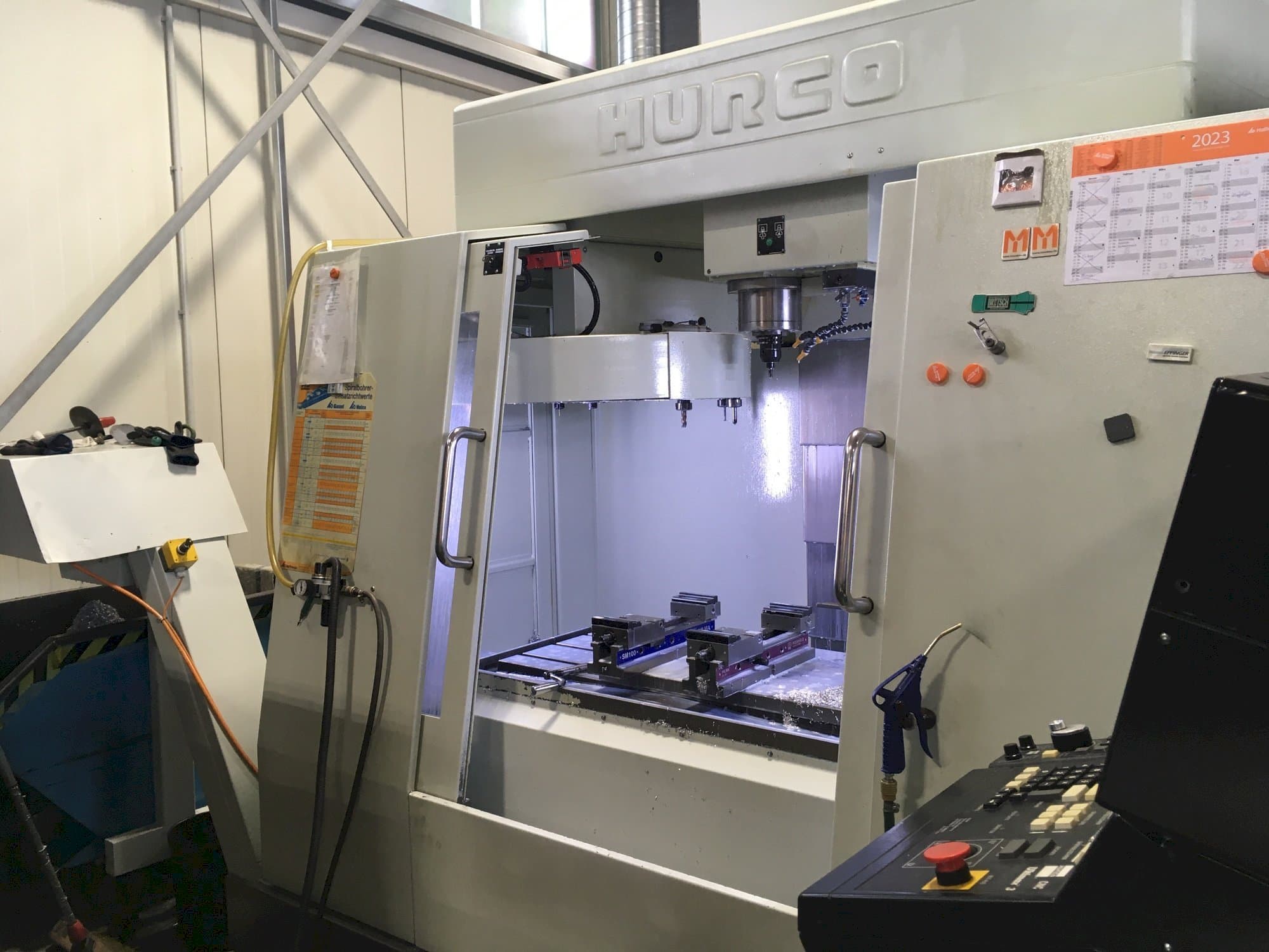 Makine  Hurco BAC 30 HTM - Önden görünüm