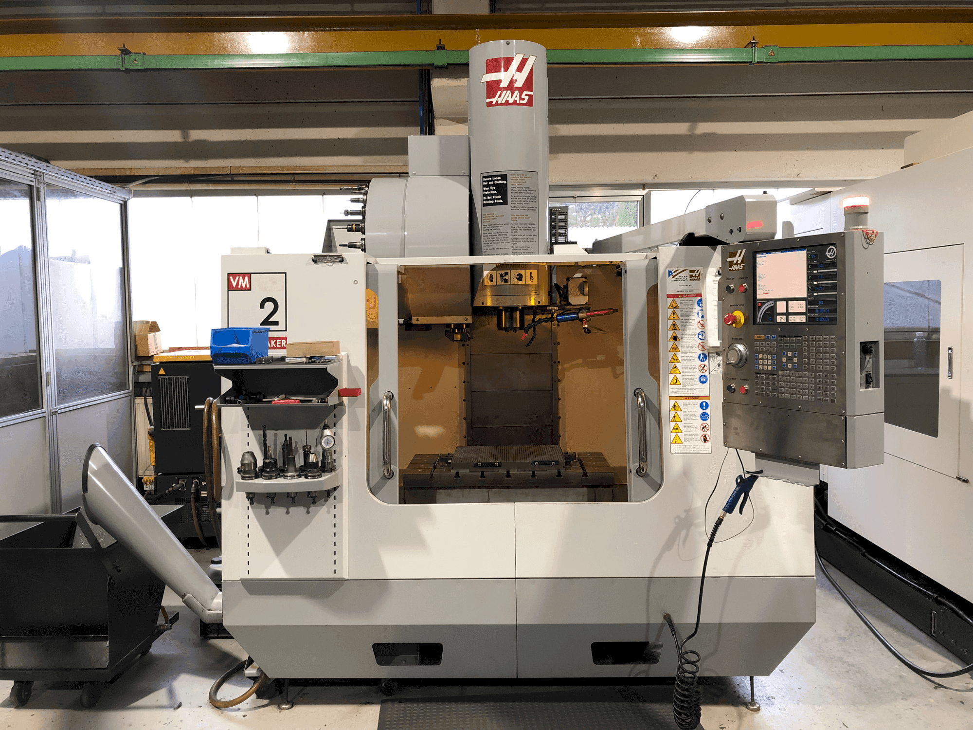 Makine  HAAS VM-2HF - Önden görünüm