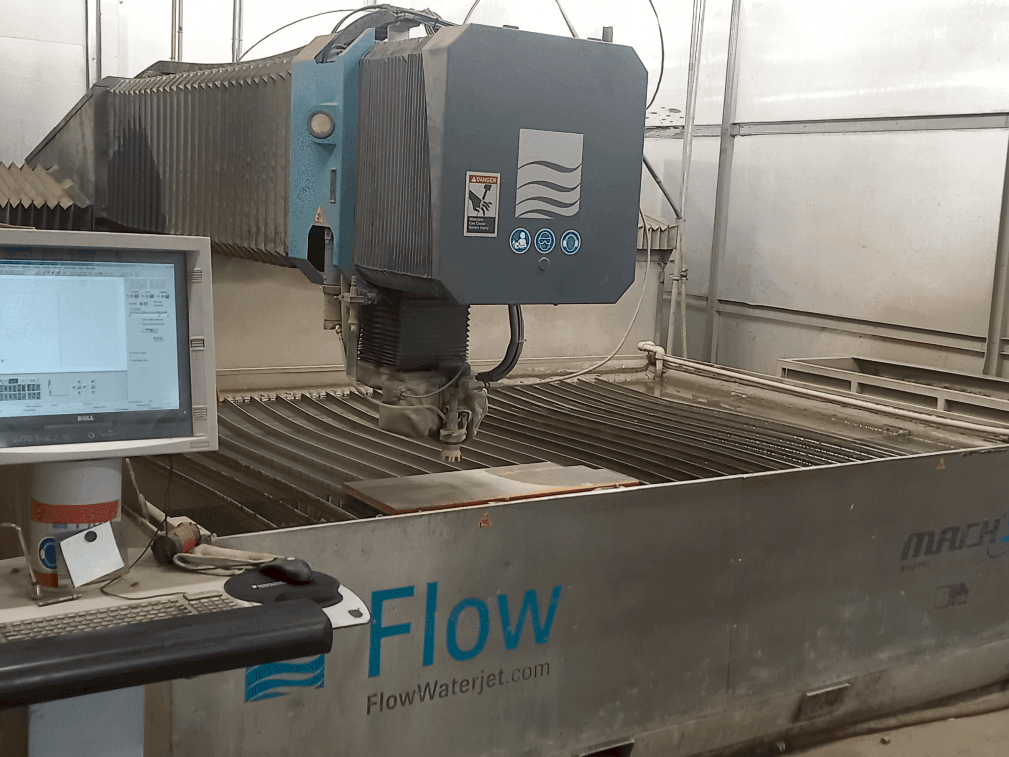 Makine  Flow Mach 3-3020b - Önden görünüm