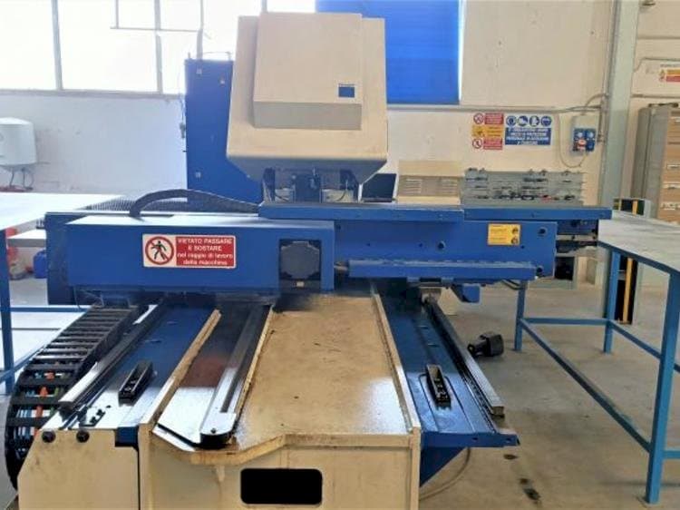 Makine  Trumpf rumatic 2000R - Önden görünüm
