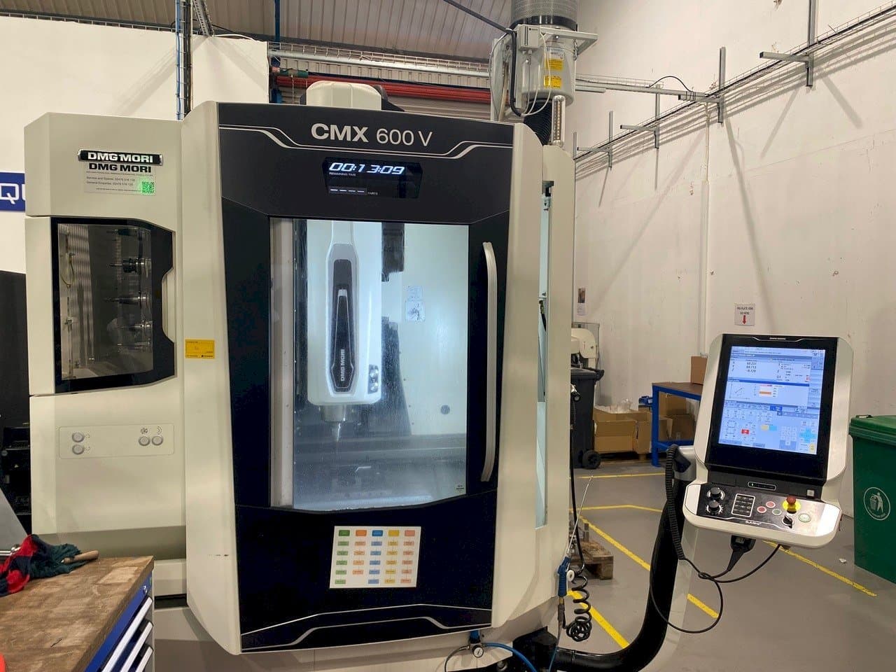 Makine  DMG CMX 600 V - Önden görünüm