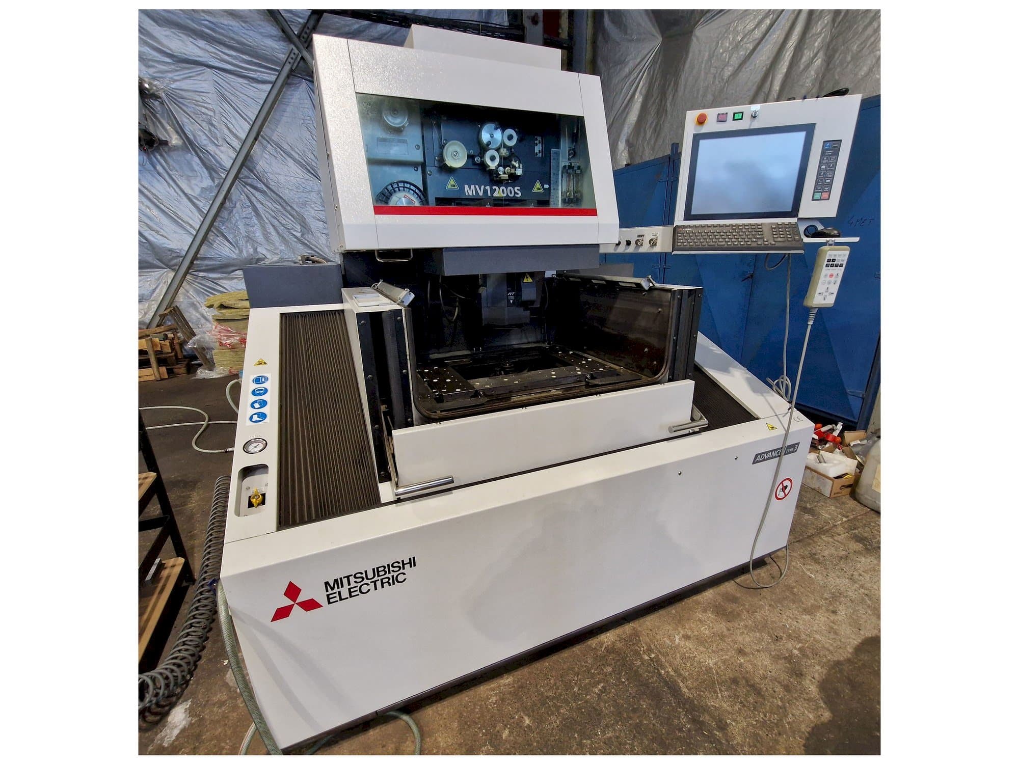 Makine  Mitsubishi MV1200S - Önden görünüm